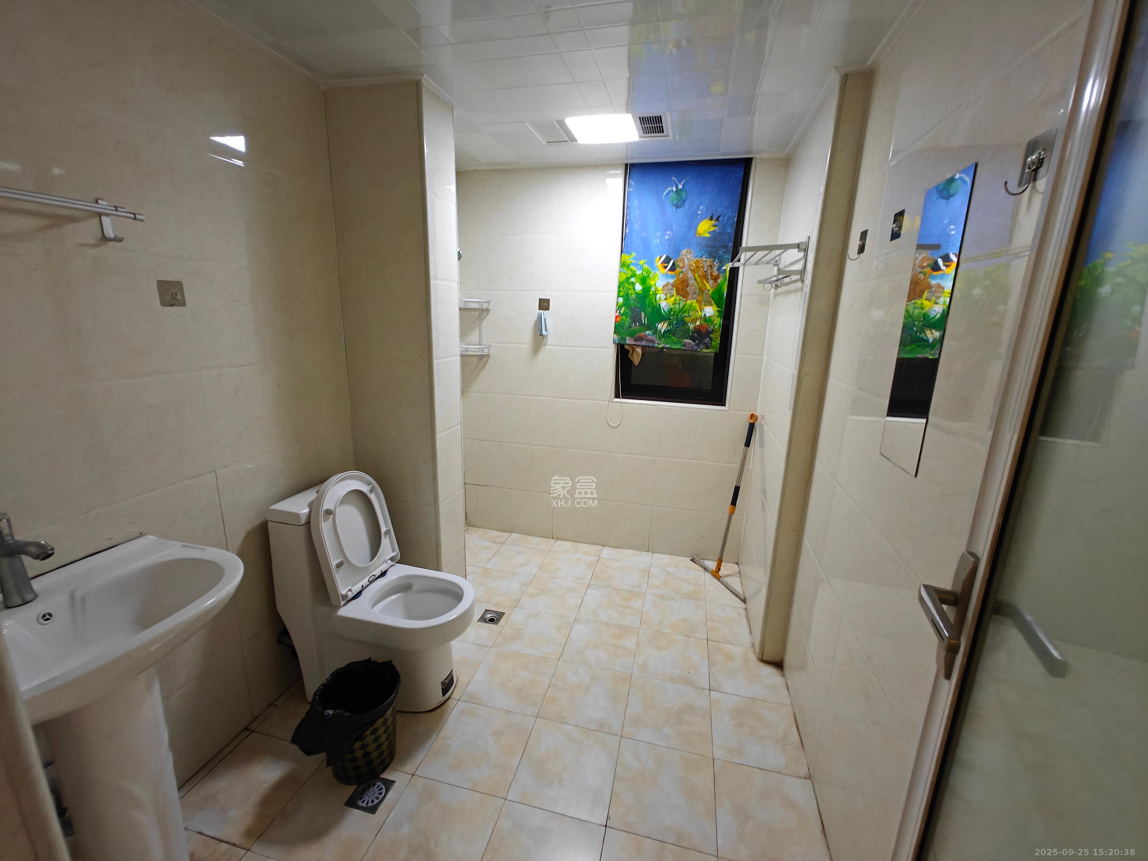 华润置地广场二期 3室2厅2卫 2200.0元/月 华润置地广场二期 3室2厅2卫 2200.0元/月室内图