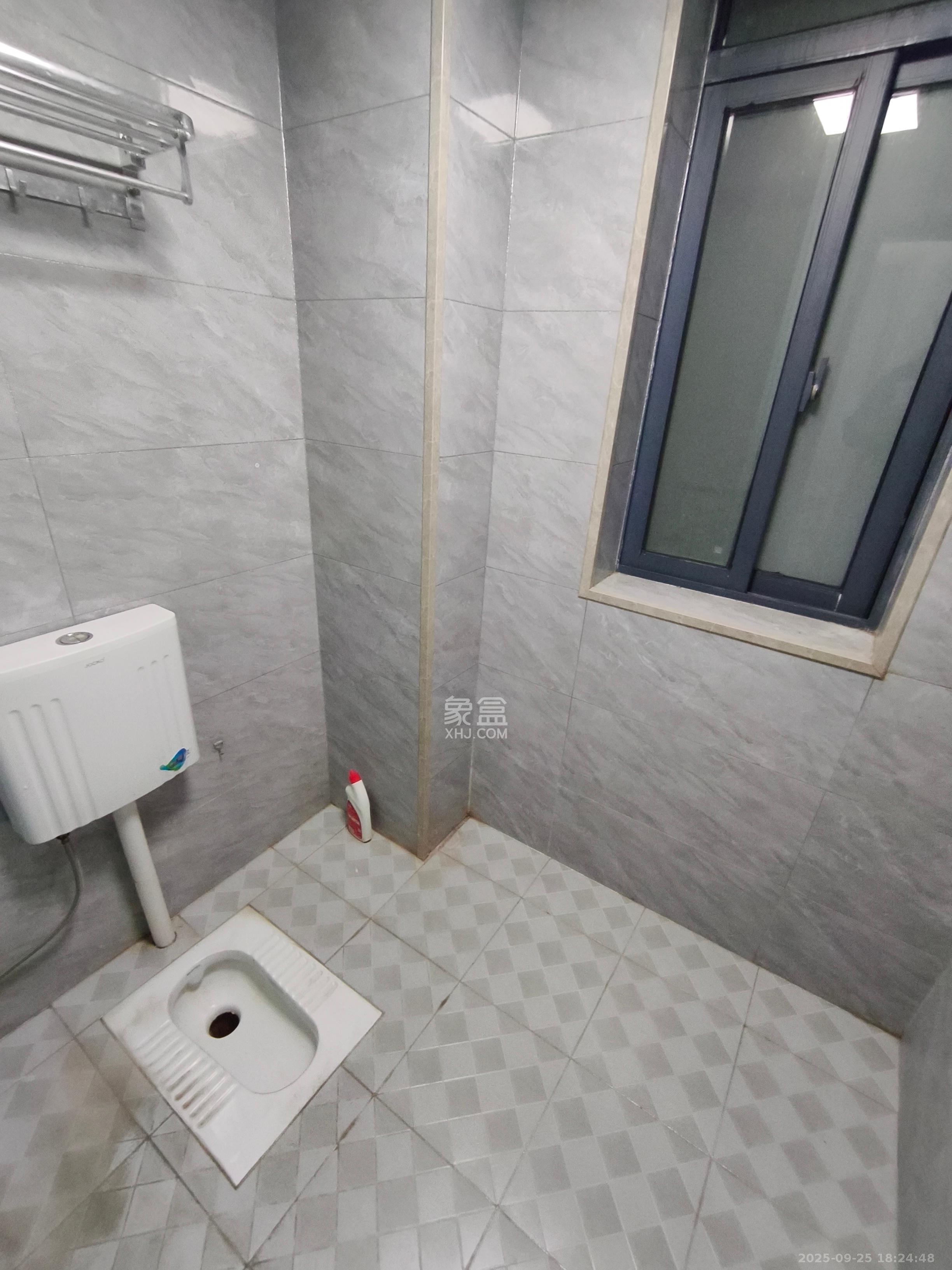 坪山家园  2室1厅1卫    1800.0元/月室内图