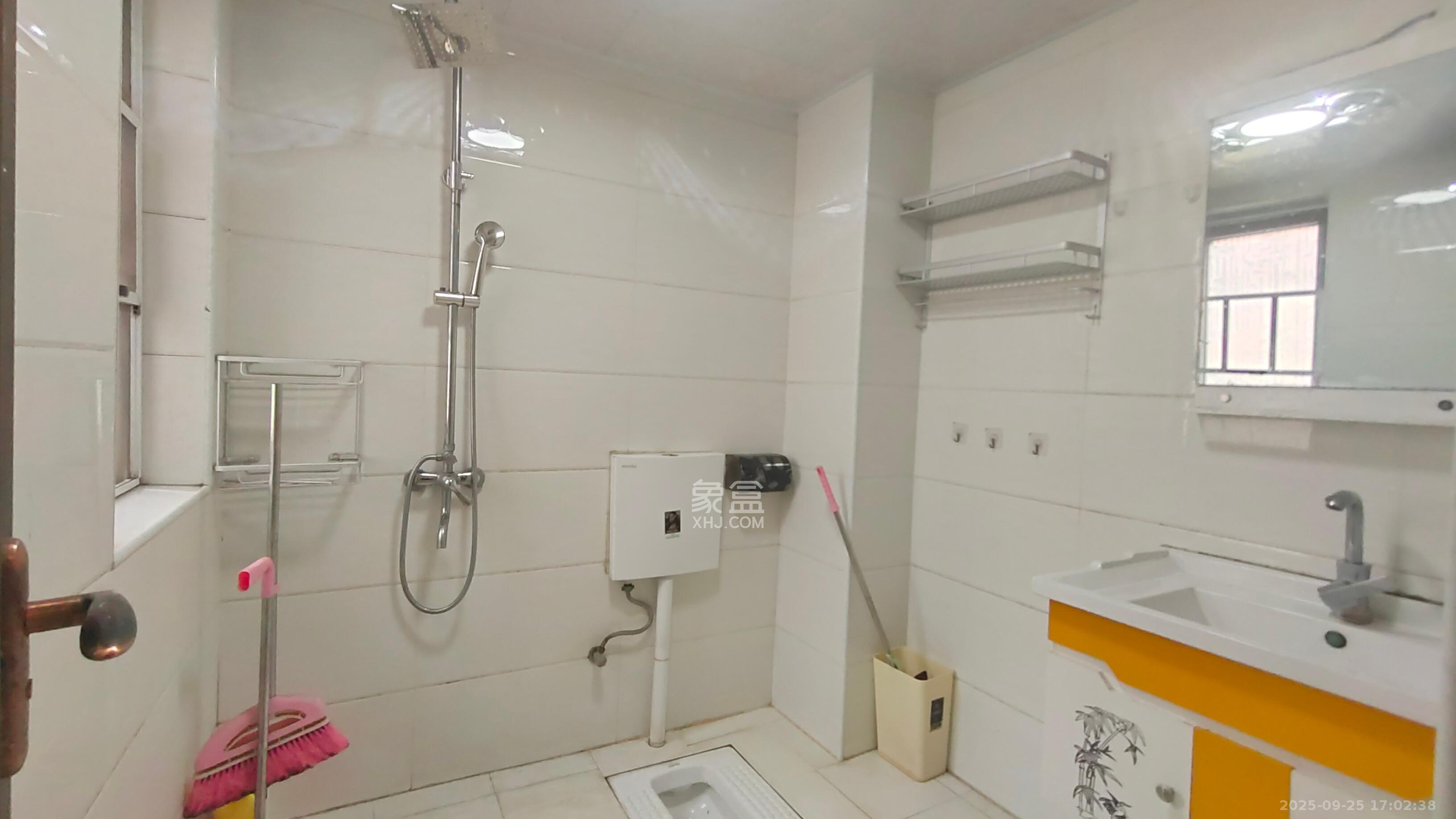 丽发新城 2室2厅1卫 1800.0元/月 丽发新城 2室2厅1卫 1800.0元/月室内图