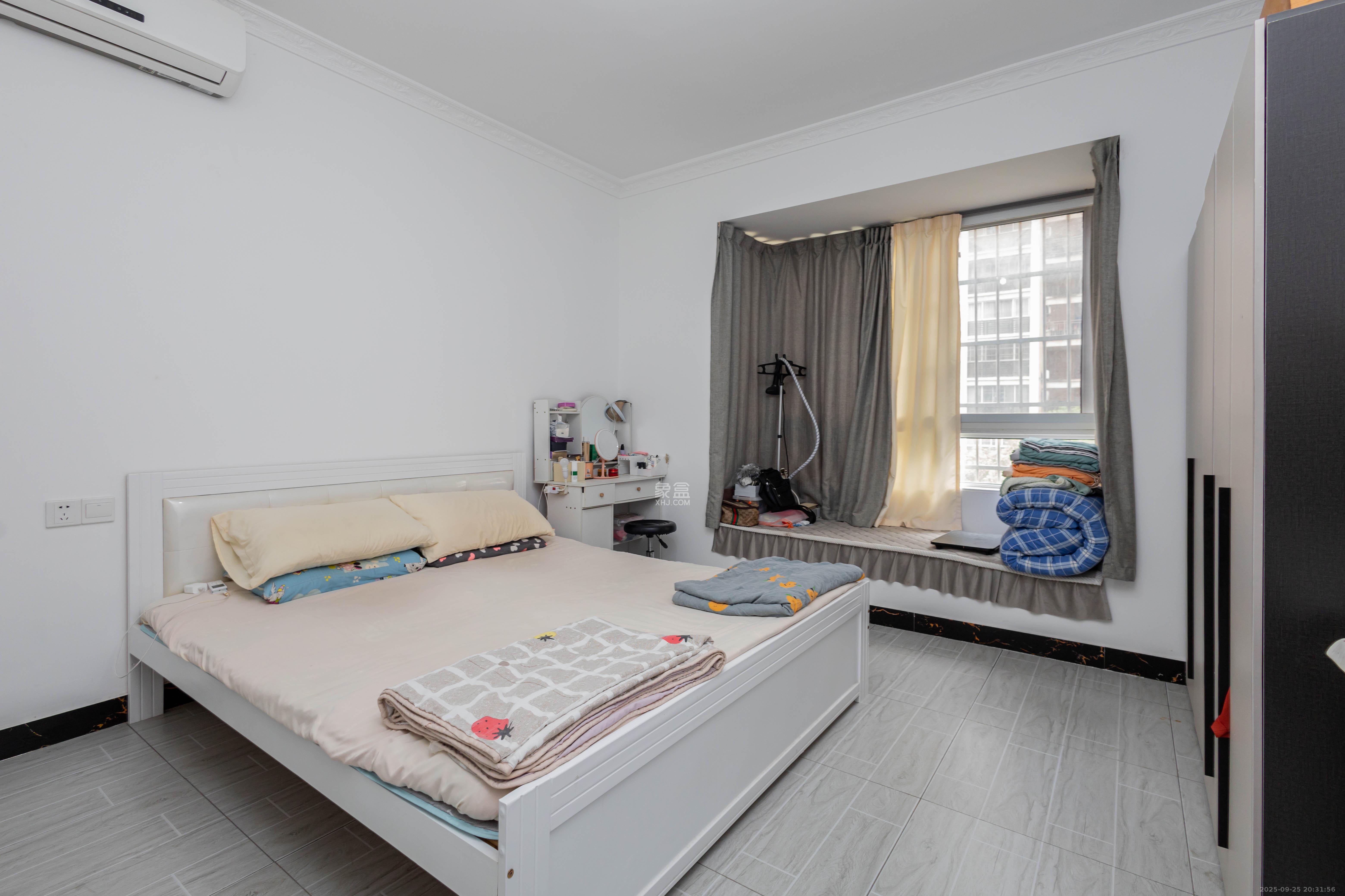 圣力华苑 3室2厅2卫 72.0万 圣力华苑 3室2厅2卫 72.0万卧室