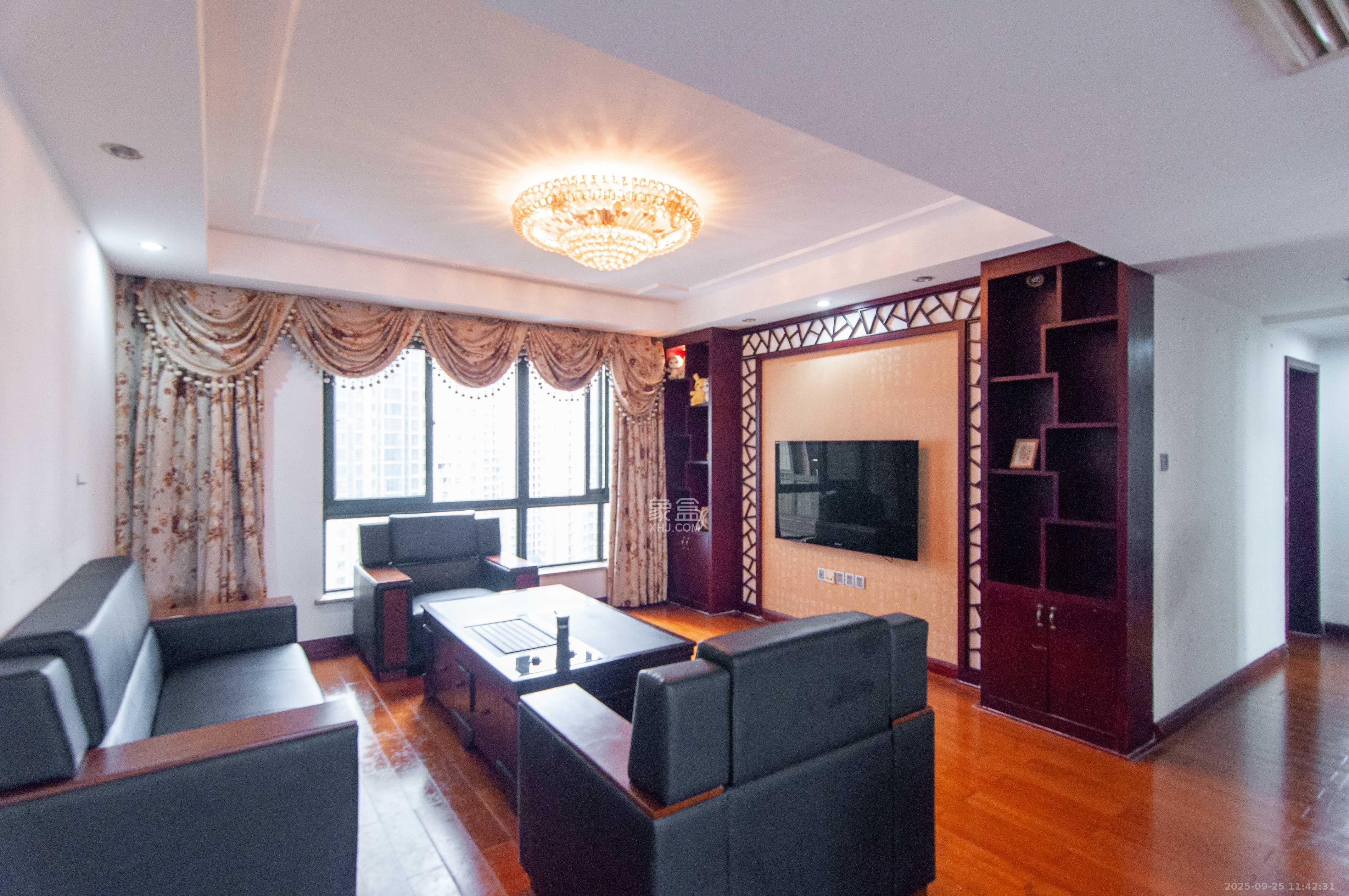 高鑫麓城 3室2厅2卫 136.0万 高鑫麓城 3室2厅2卫 136.0万客厅