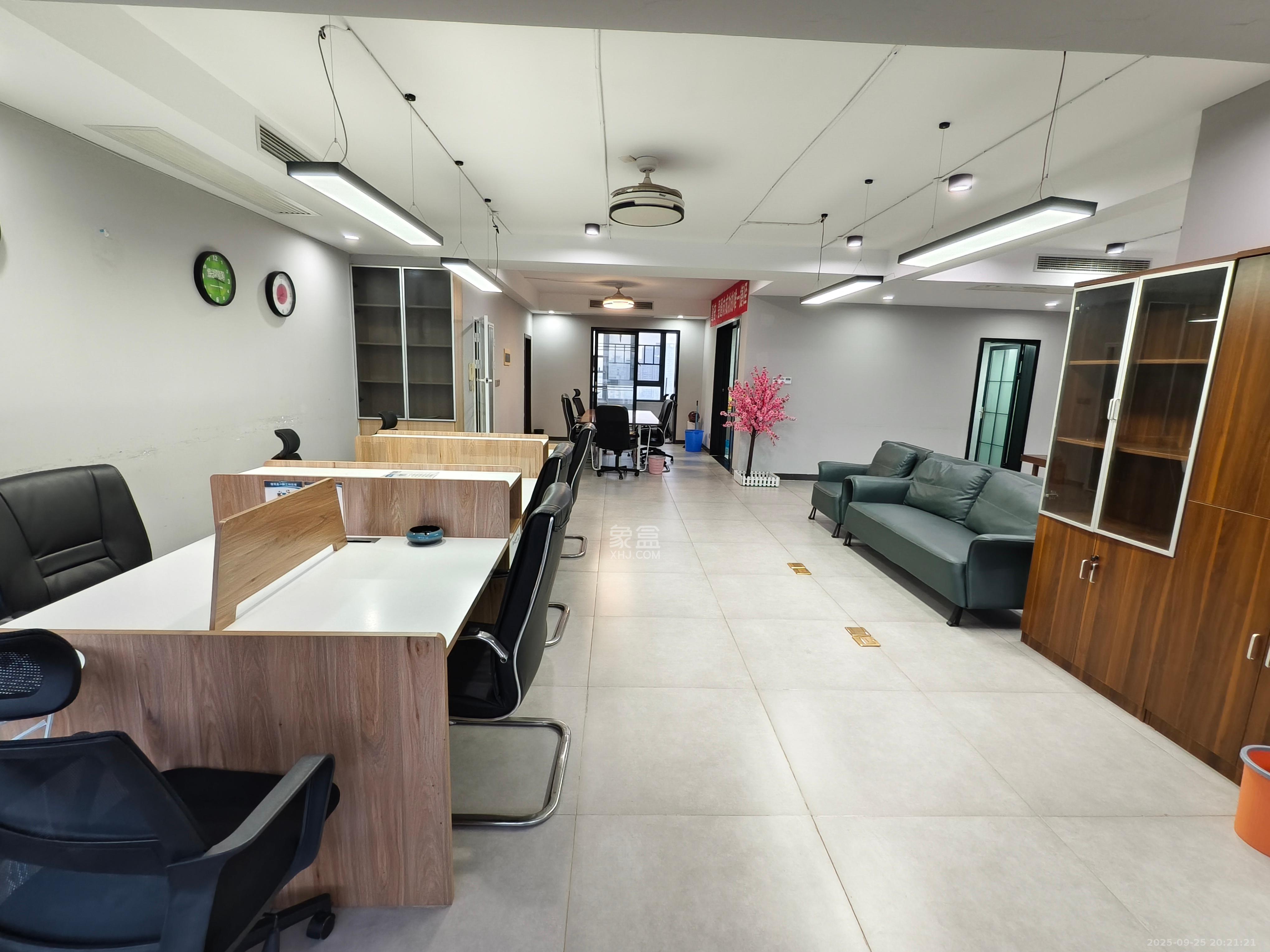 湘林家园(湘林小区电梯房) 4室2厅2卫 4800.0元/月 湘林家园(湘林小区电梯房) 4室2厅2卫 4800.0元/月室内图