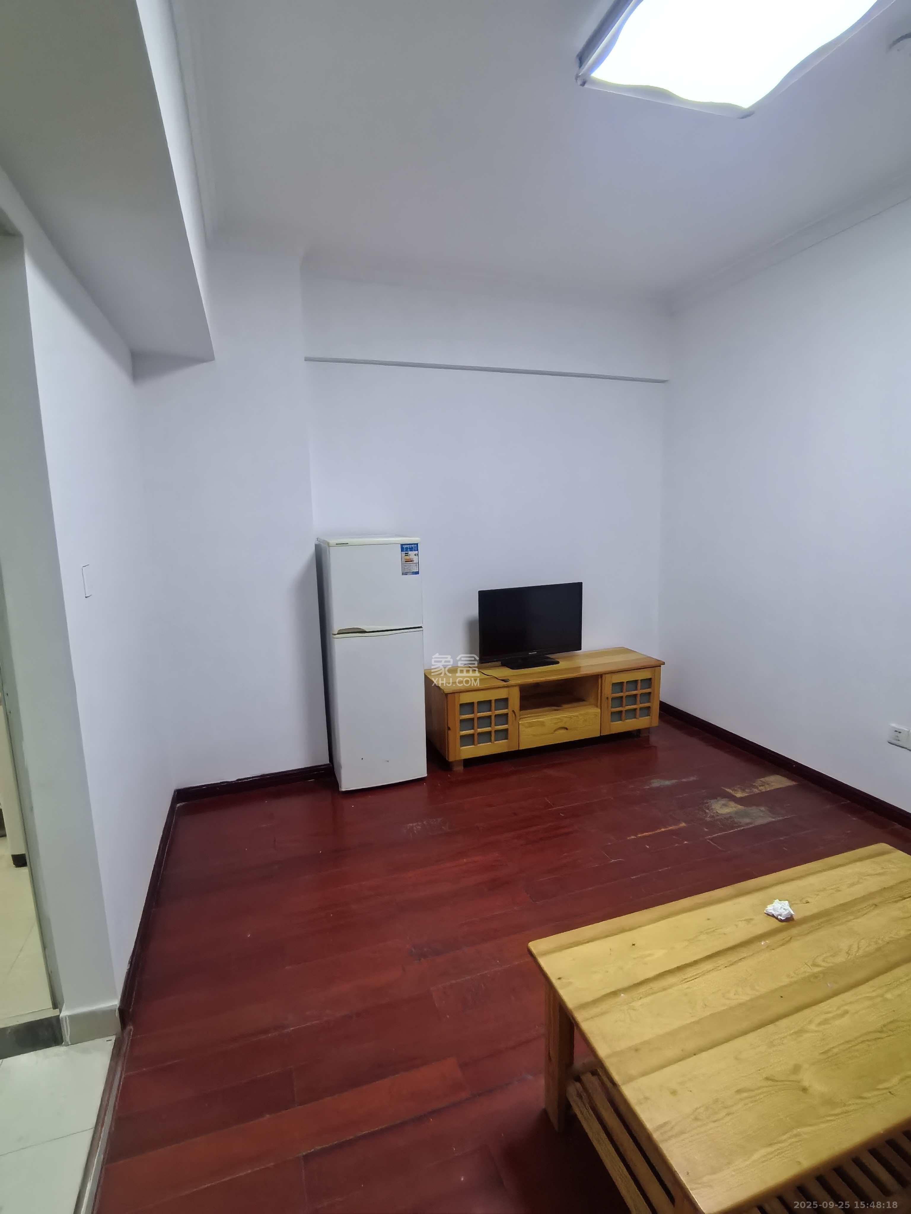 麓枫和苑 1室1厅1卫 1800.0元/月 麓枫和苑 1室1厅1卫 1800.0元/月室内图