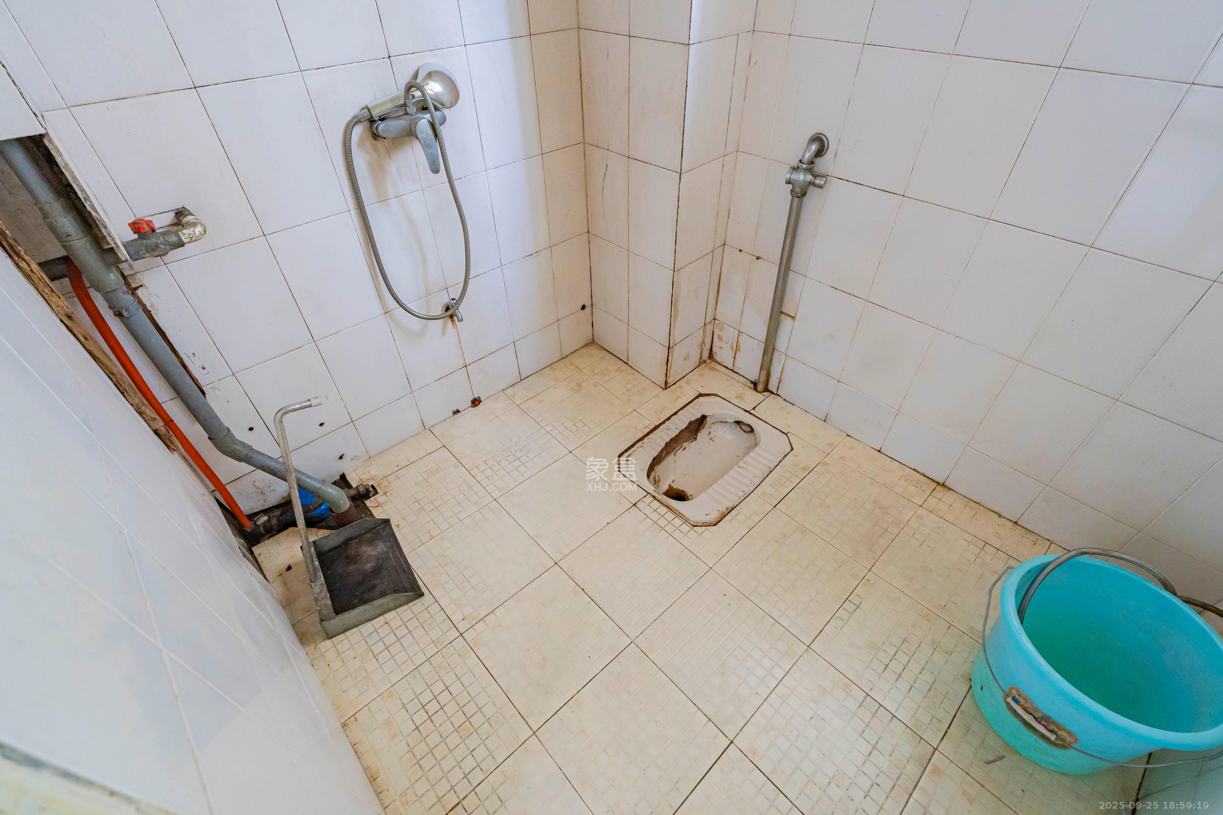 金帆小区 2室2厅1卫 39.8万 金帆小区 2室2厅1卫 39.8万卫生间