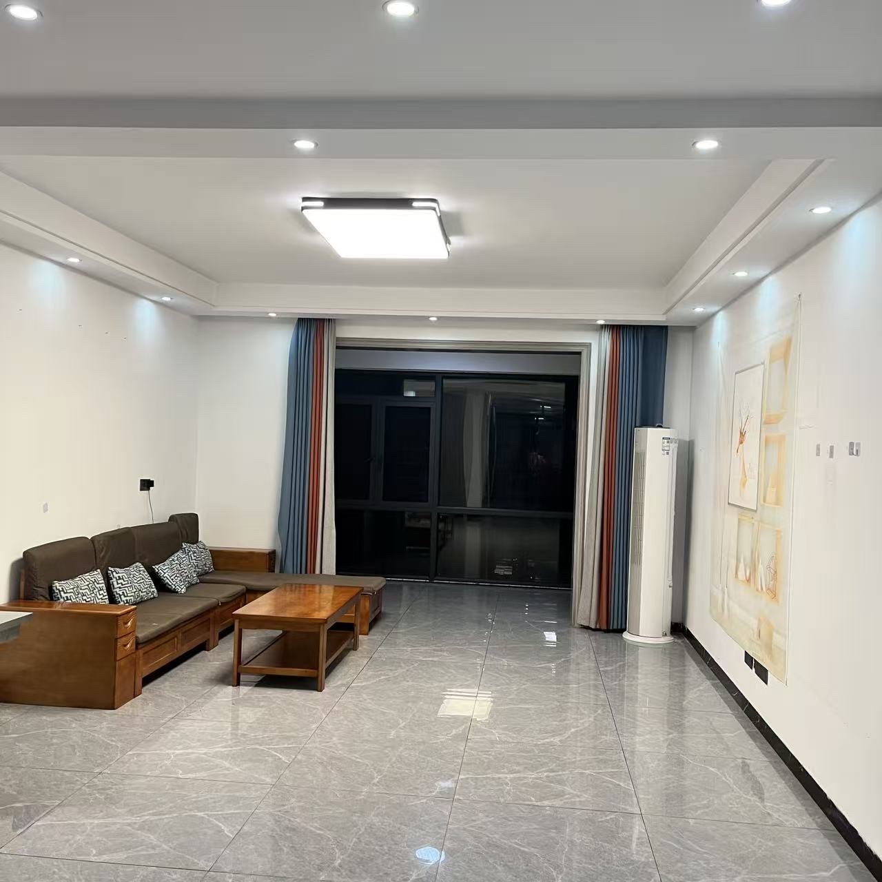 龙凤花园 3室2厅2卫 1680.0元/月 龙凤花园 3室2厅2卫 1680.0元/月室内图