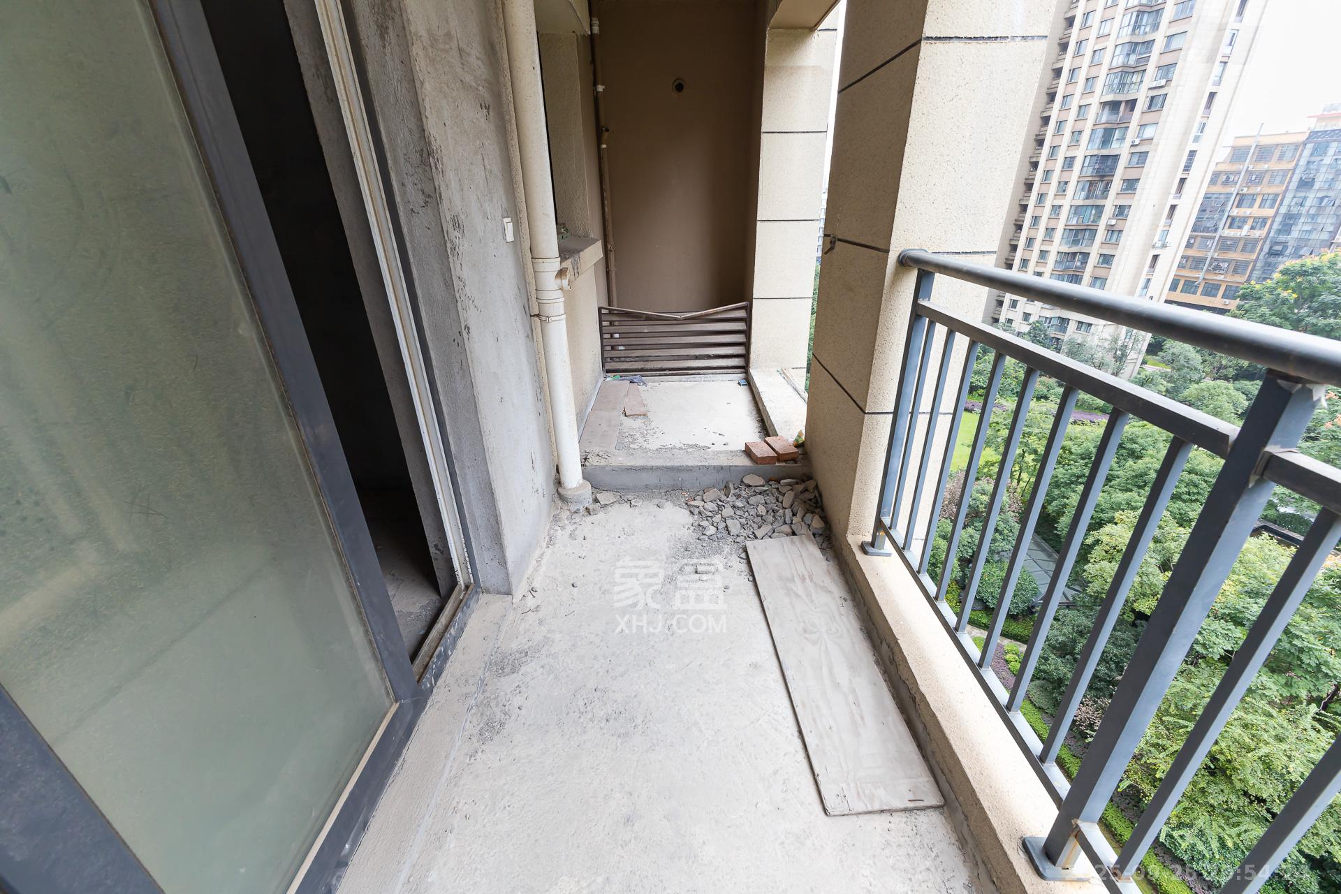 嘉宇银杉(嘉宇西苑) 3室2厅2卫 75.0万 嘉宇银杉(嘉宇西苑) 3室2厅2卫 75.0万阳台