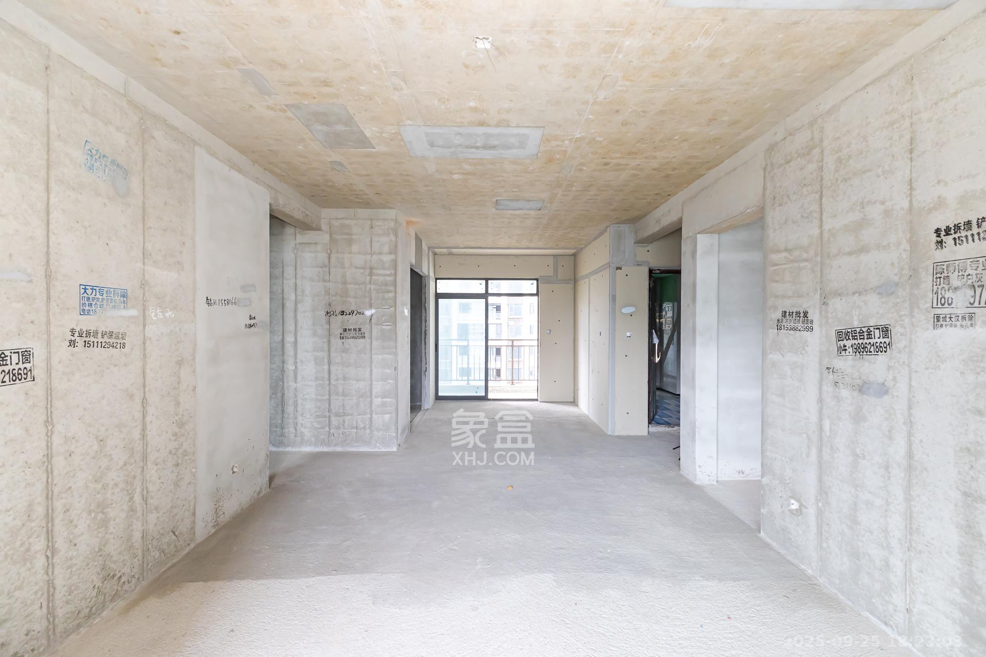 润和湘江天地E区  4室2厅2卫    148.0万客厅