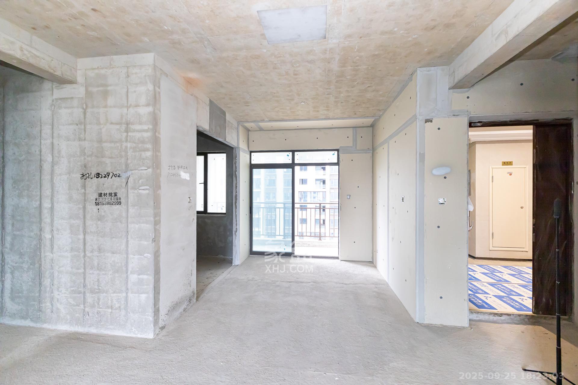 润和湘江天地E区  4室2厅2卫    148.0万客厅