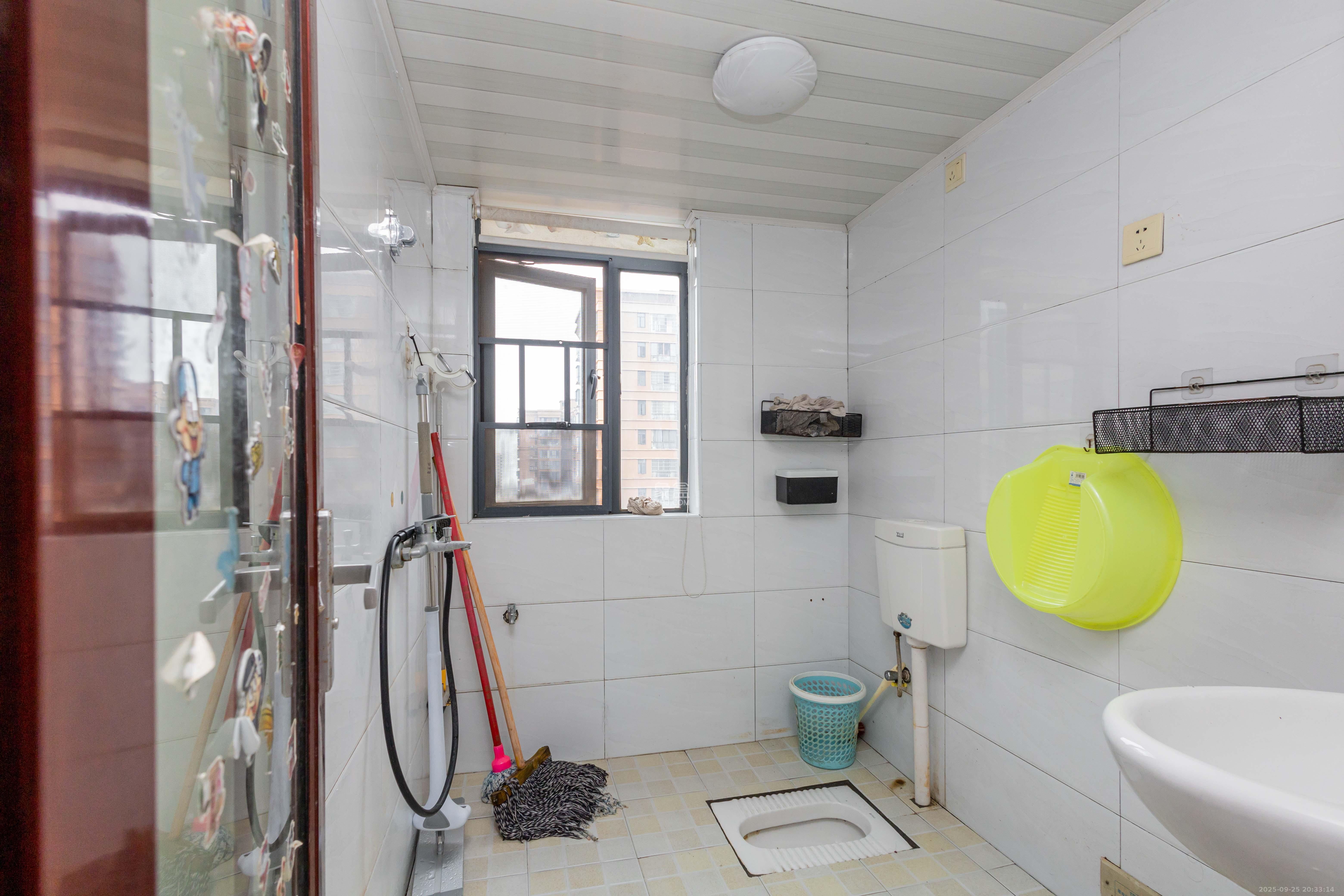 紫华郡 3室2厅2卫 50.0万 紫华郡 3室2厅2卫 50.0万卫生间