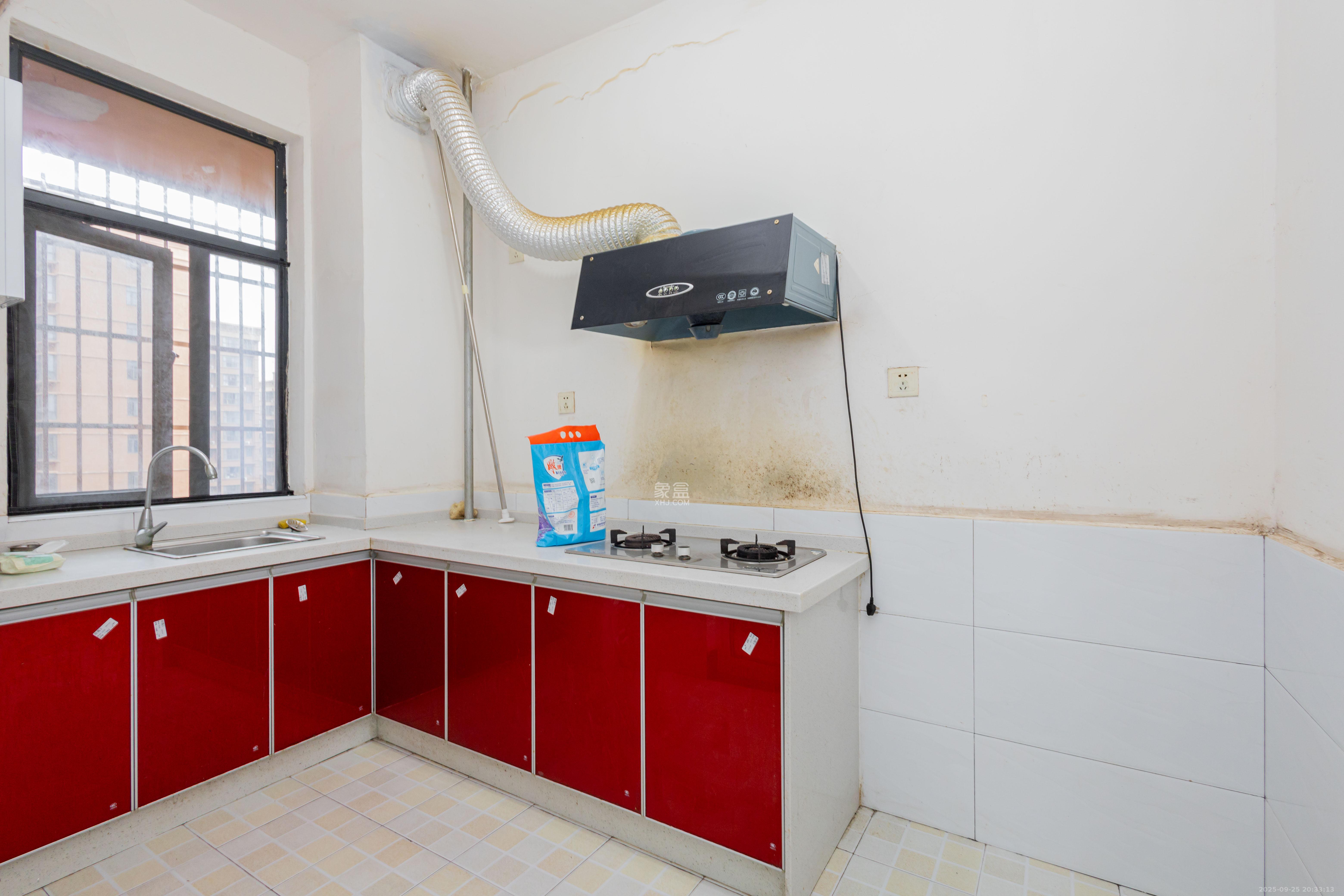 紫华郡 3室2厅2卫 50.0万 紫华郡 3室2厅2卫 50.0万厨房