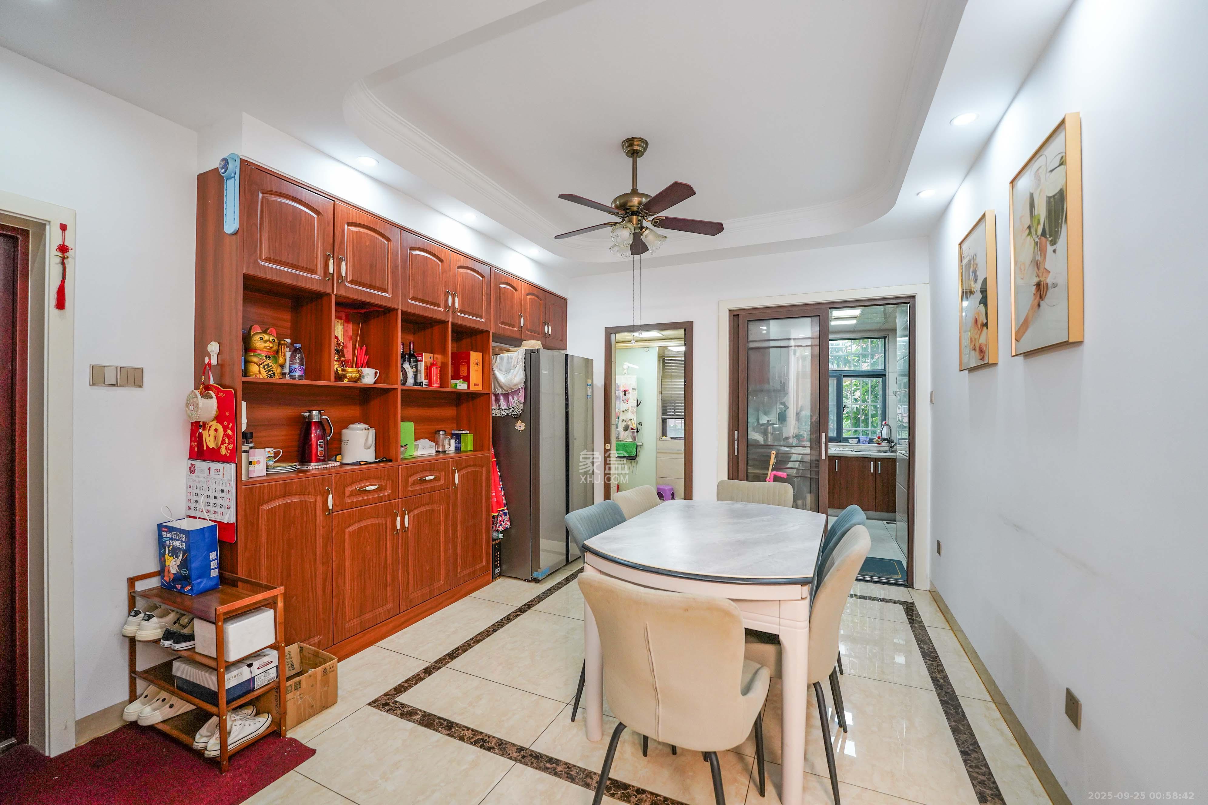 和美星城 1室2厅2卫 98.0万 和美星城 1室2厅2卫 98.0万客厅