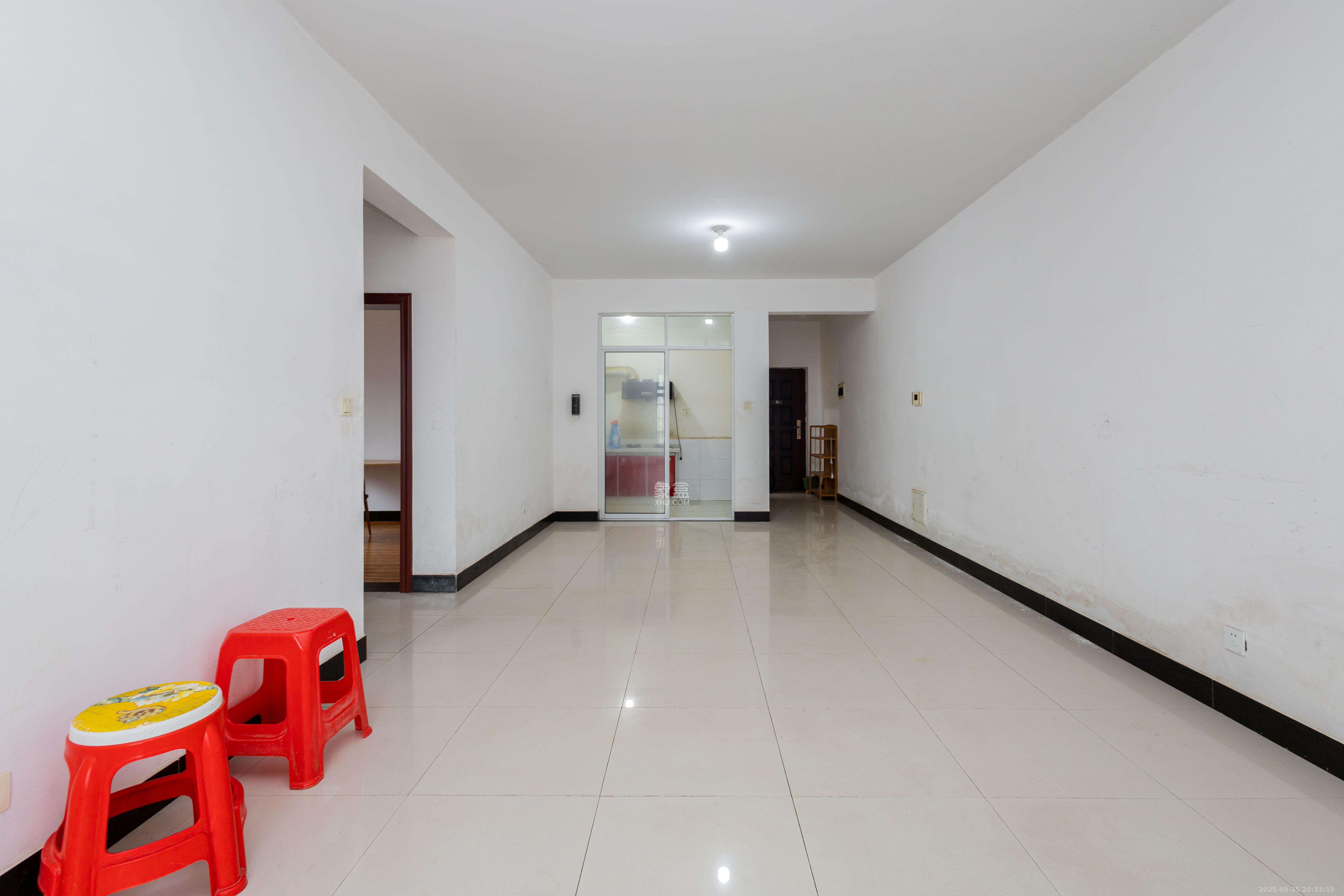 紫华郡 3室2厅2卫 50.0万 紫华郡 3室2厅2卫 50.0万客厅