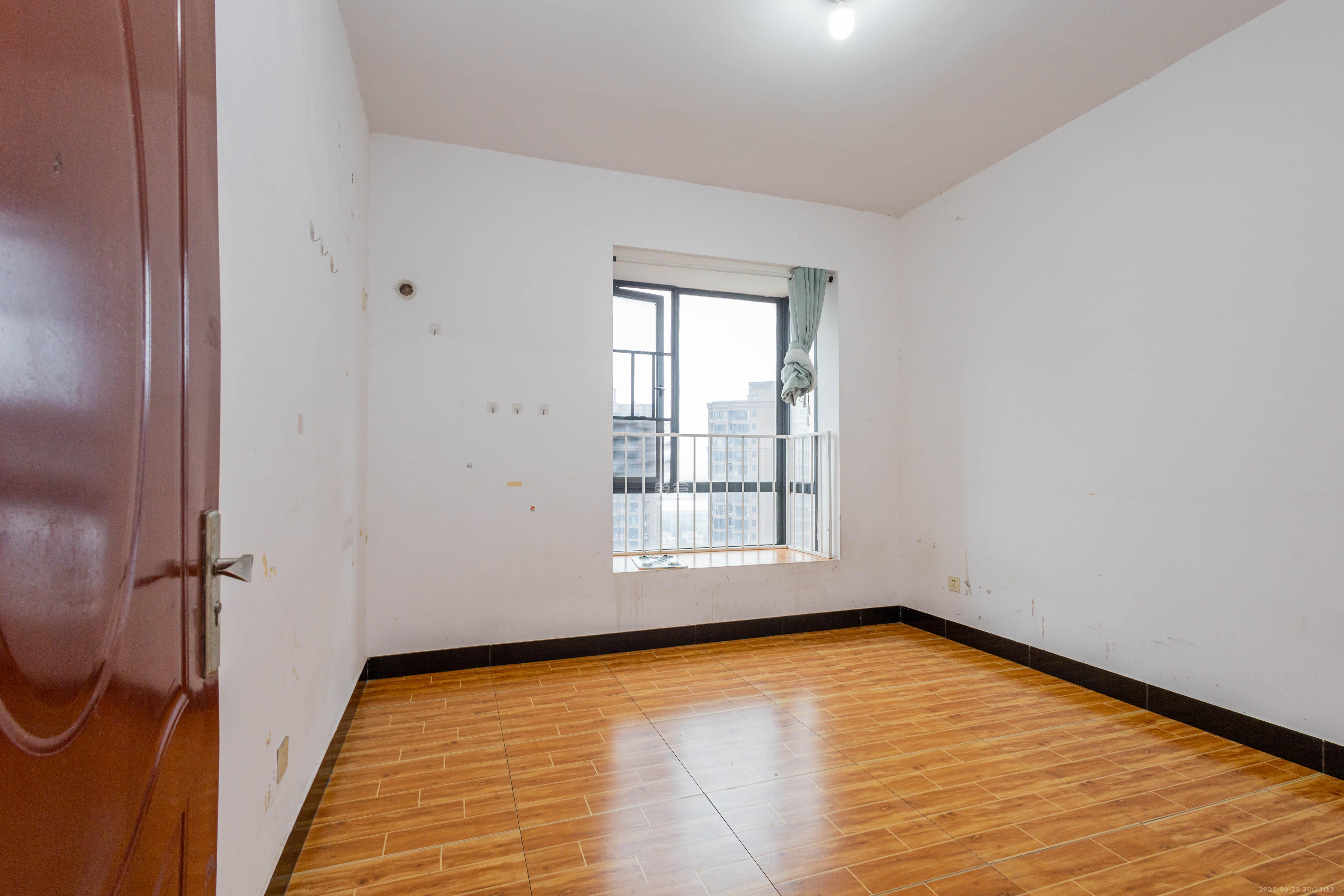 紫华郡 3室2厅2卫 50.0万 紫华郡 3室2厅2卫 50.0万卧室