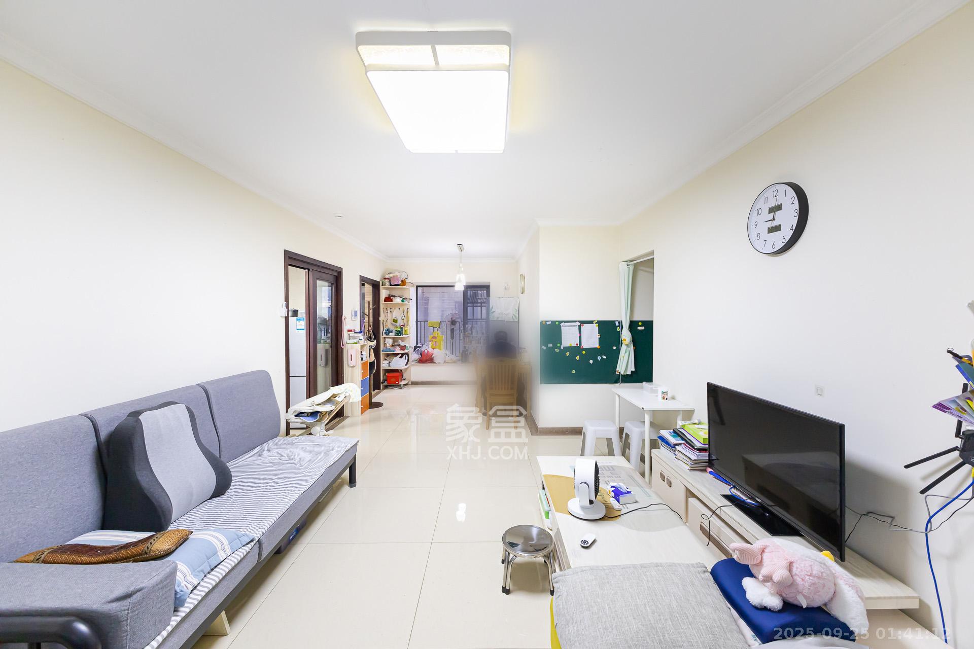 时代倾城一期 3室2厅2卫 84.0万 时代倾城一期 3室2厅2卫 84.0万客厅