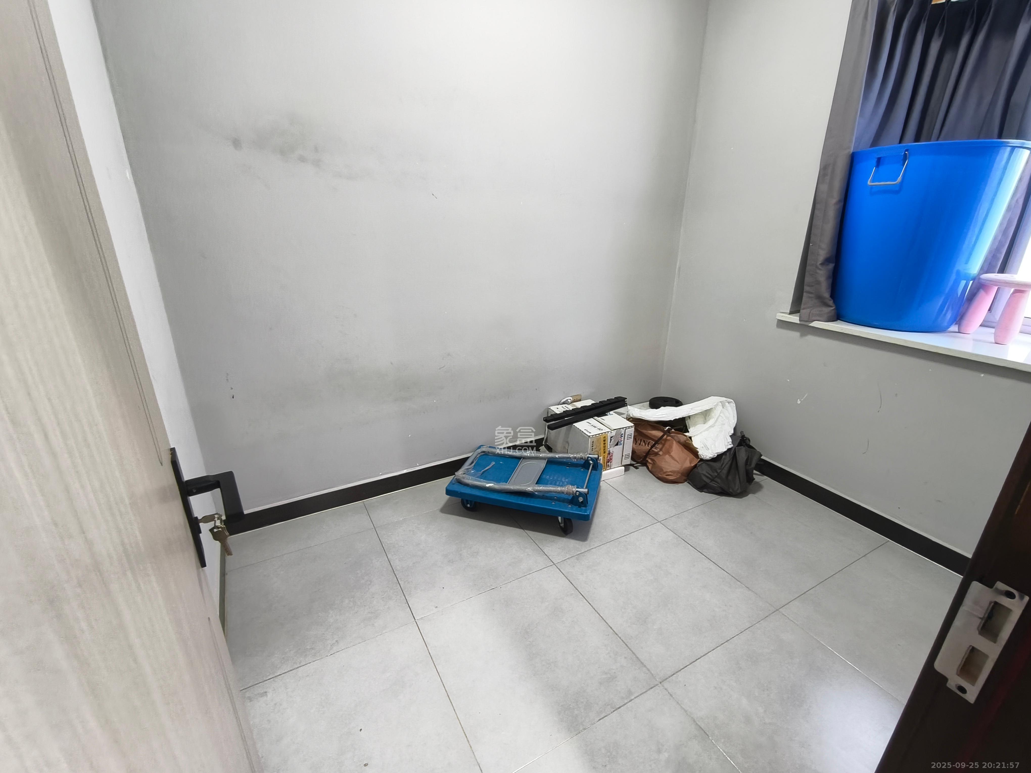 湘林家园(湘林小区电梯房) 4室2厅2卫 4800.0元/月 湘林家园(湘林小区电梯房) 4室2厅2卫 4800.0元/月室内图