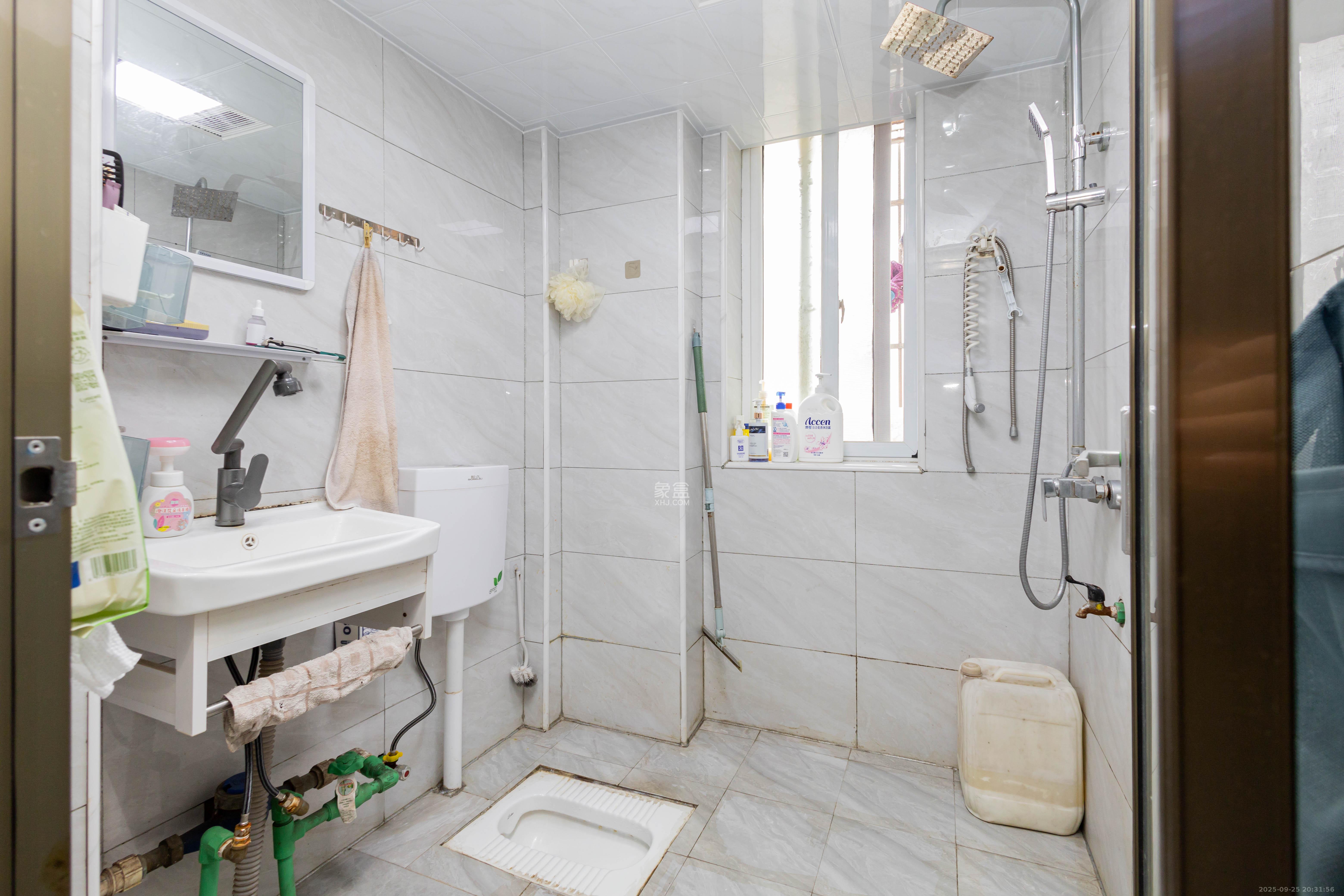 圣力华苑 3室2厅2卫 72.0万 圣力华苑 3室2厅2卫 72.0万卫生间