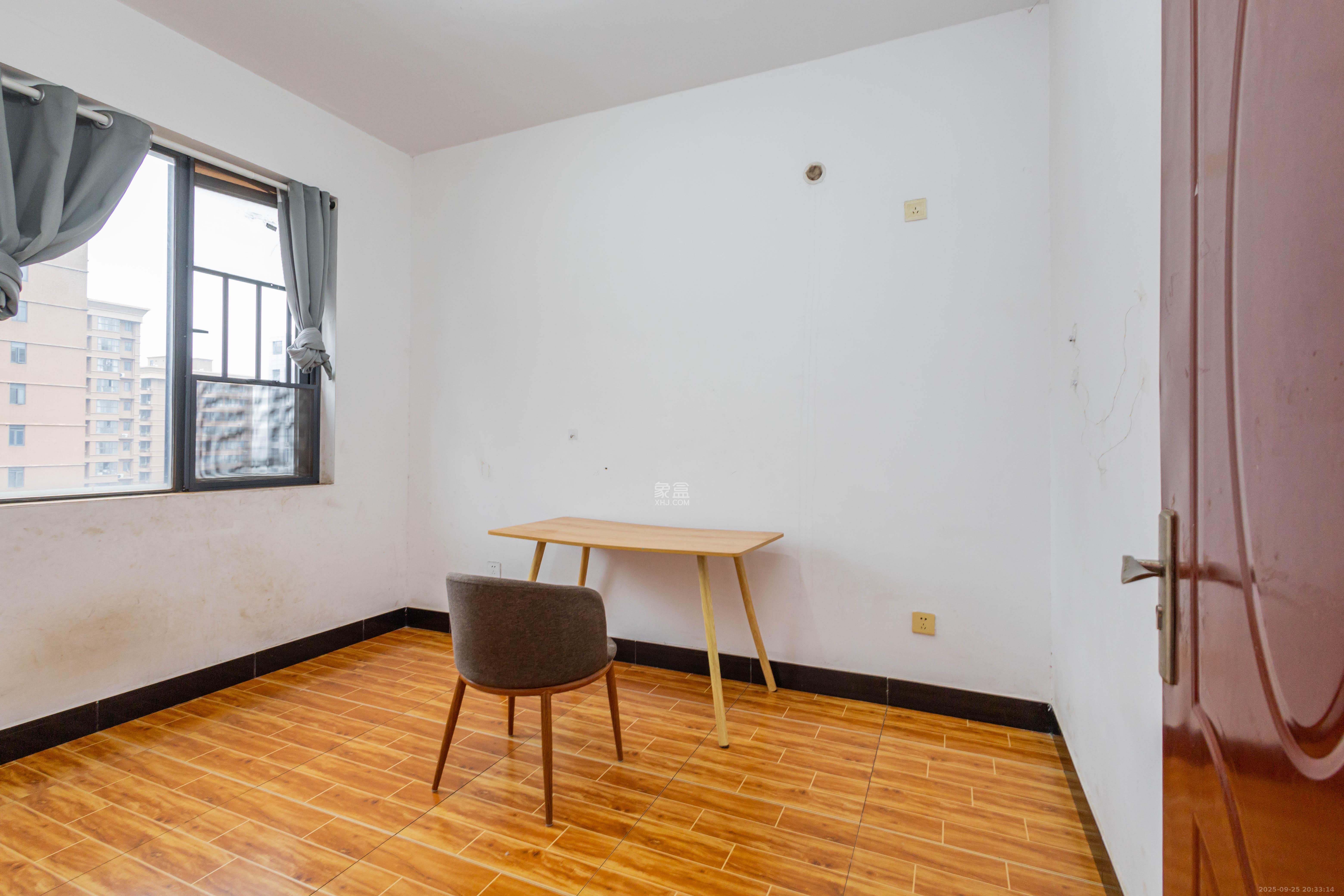 紫华郡 3室2厅2卫 50.0万 紫华郡 3室2厅2卫 50.0万卧室