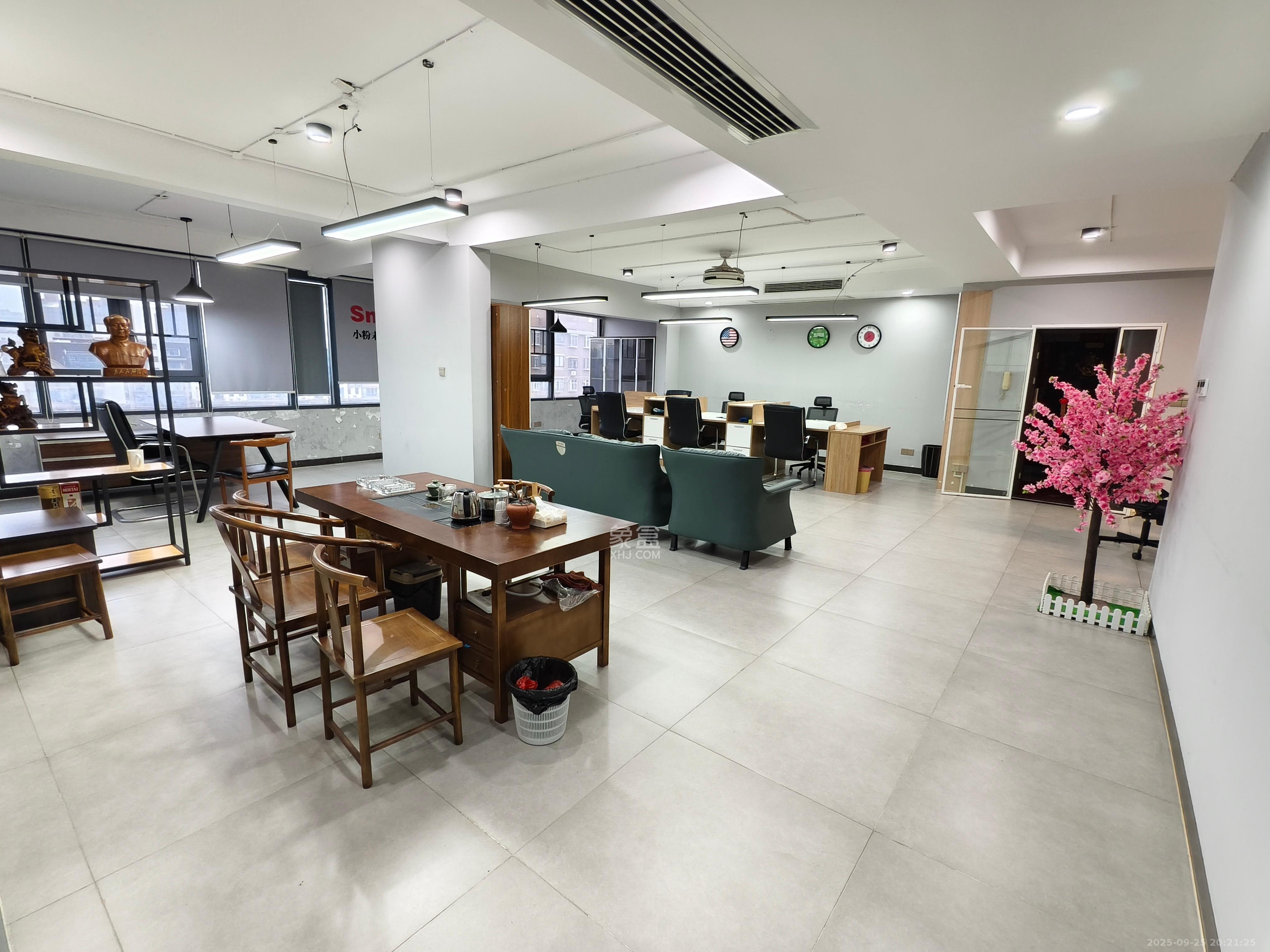 湘林家园(湘林小区电梯房) 4室2厅2卫 4800.0元/月 湘林家园(湘林小区电梯房) 4室2厅2卫 4800.0元/月室内图