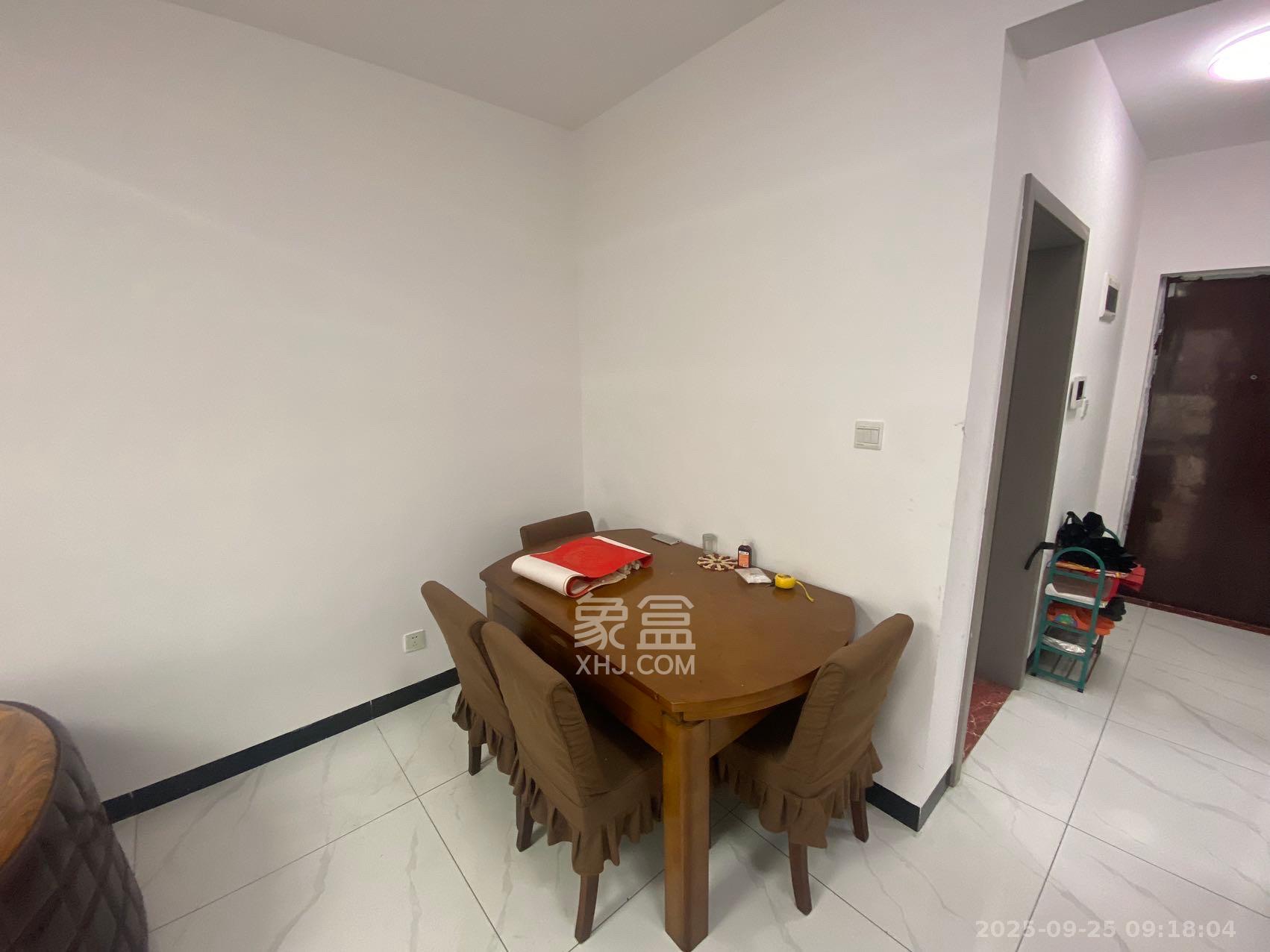 荣盛花语城 2室2厅1卫 1700.0元/月 荣盛花语城 2室2厅1卫 1700.0元/月室内图