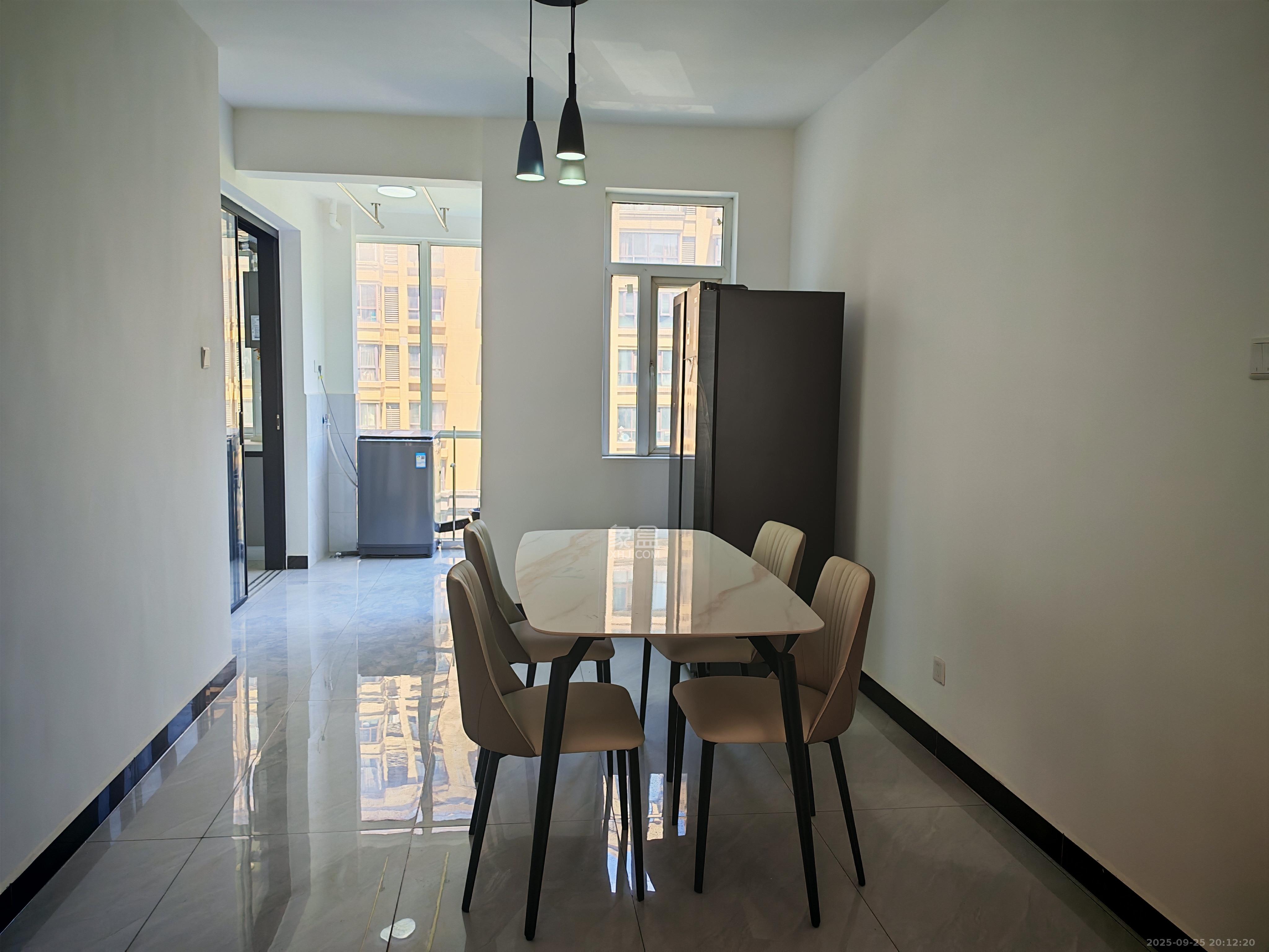 山语城一期  3室2厅2卫    2800.0元/月室内图