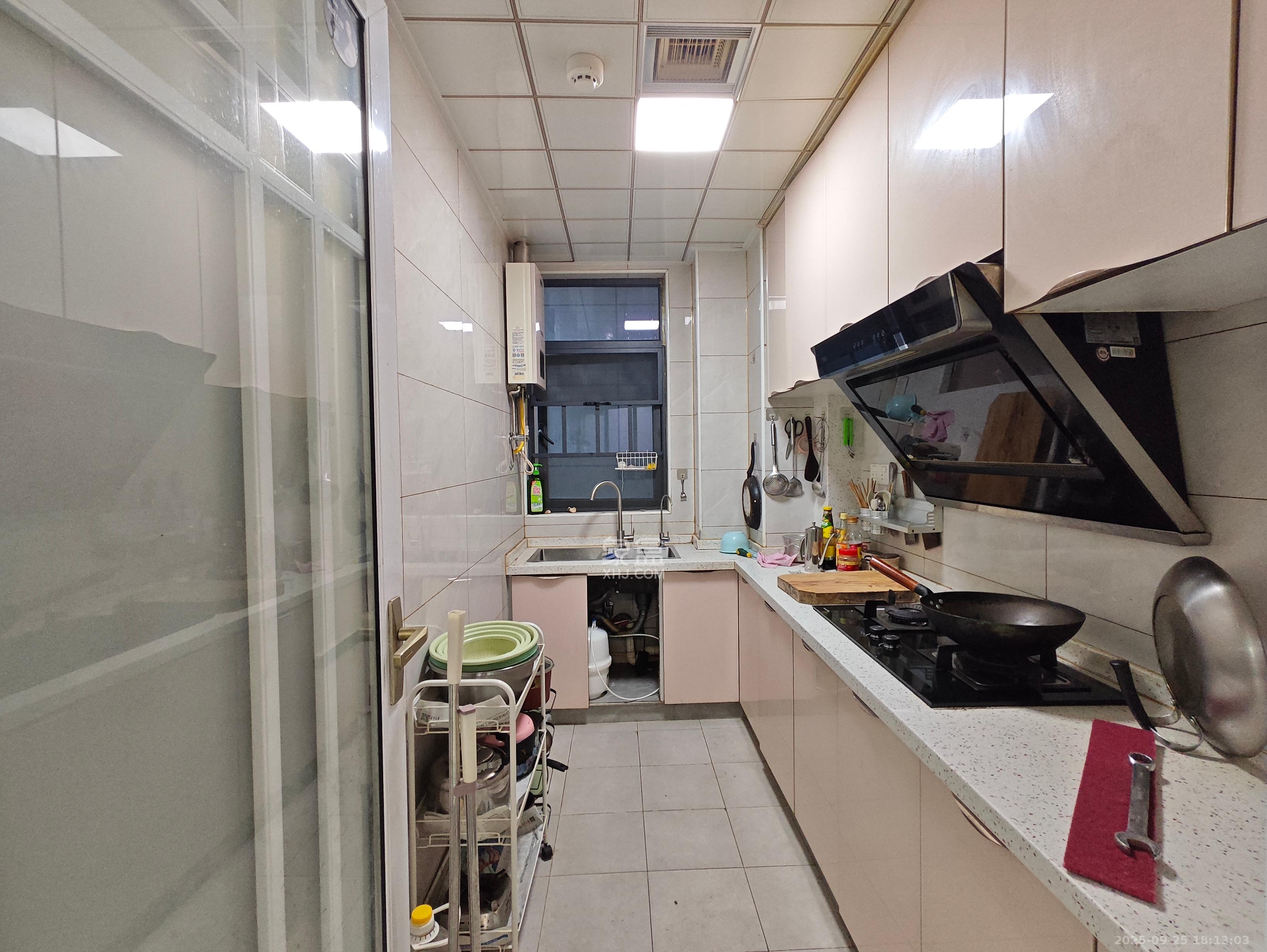 南山十里天池 3室2厅1卫 2100.0元/月 南山十里天池 3室2厅1卫 2100.0元/月室内图