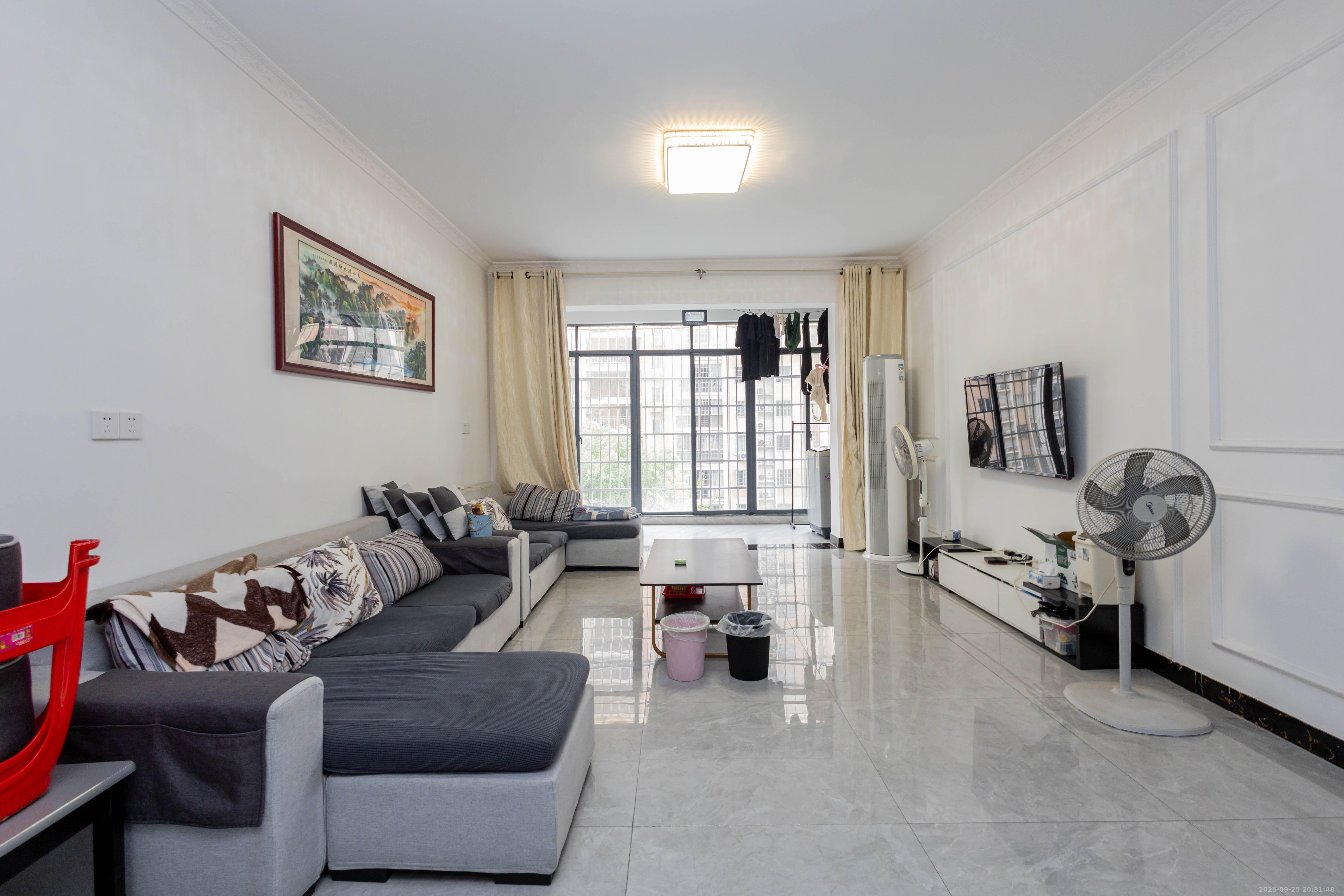 圣力华苑 3室2厅2卫 72.0万 圣力华苑 3室2厅2卫 72.0万客厅