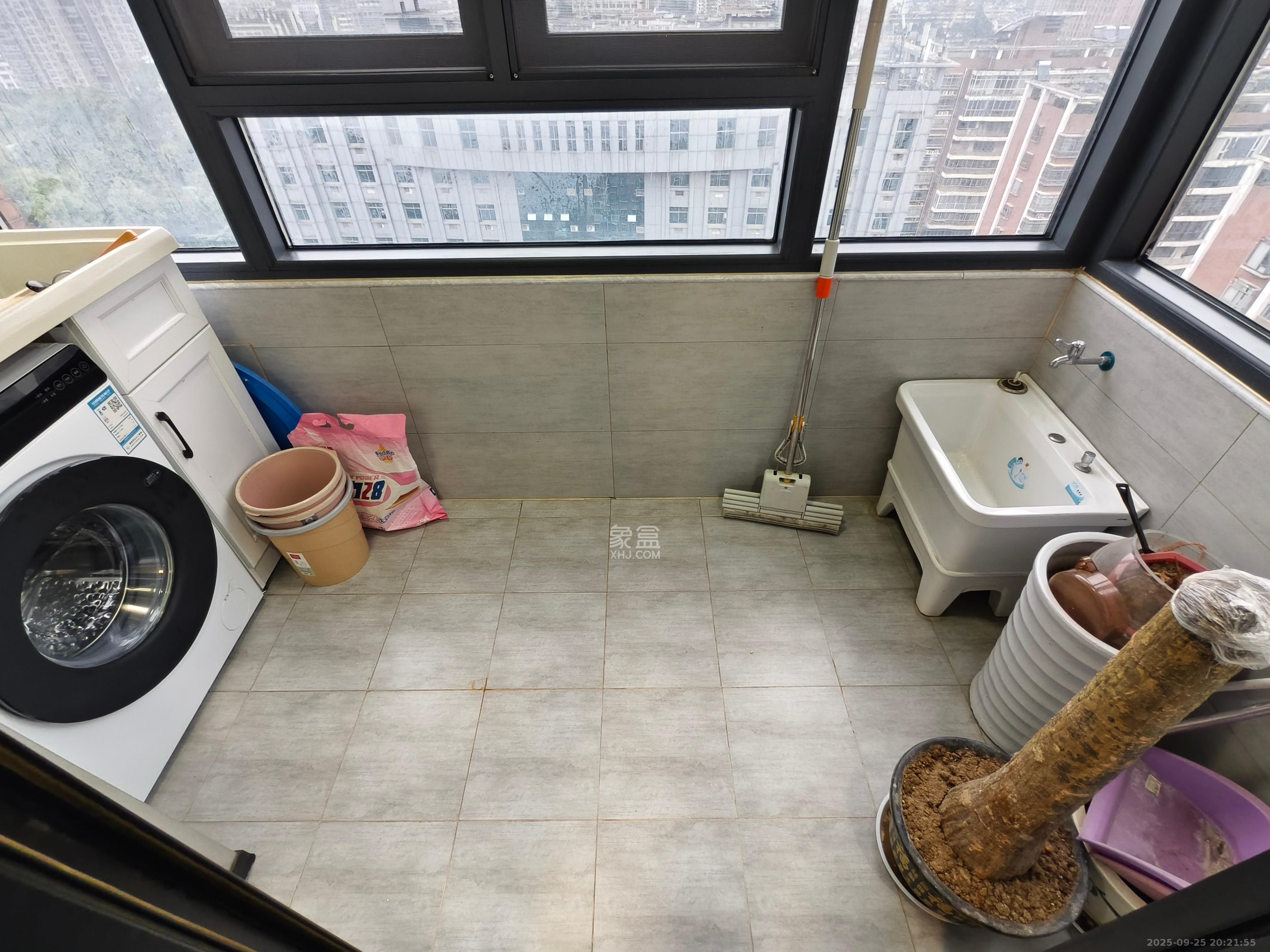 湘林家园(湘林小区电梯房) 4室2厅2卫 4800.0元/月 湘林家园(湘林小区电梯房) 4室2厅2卫 4800.0元/月室内图