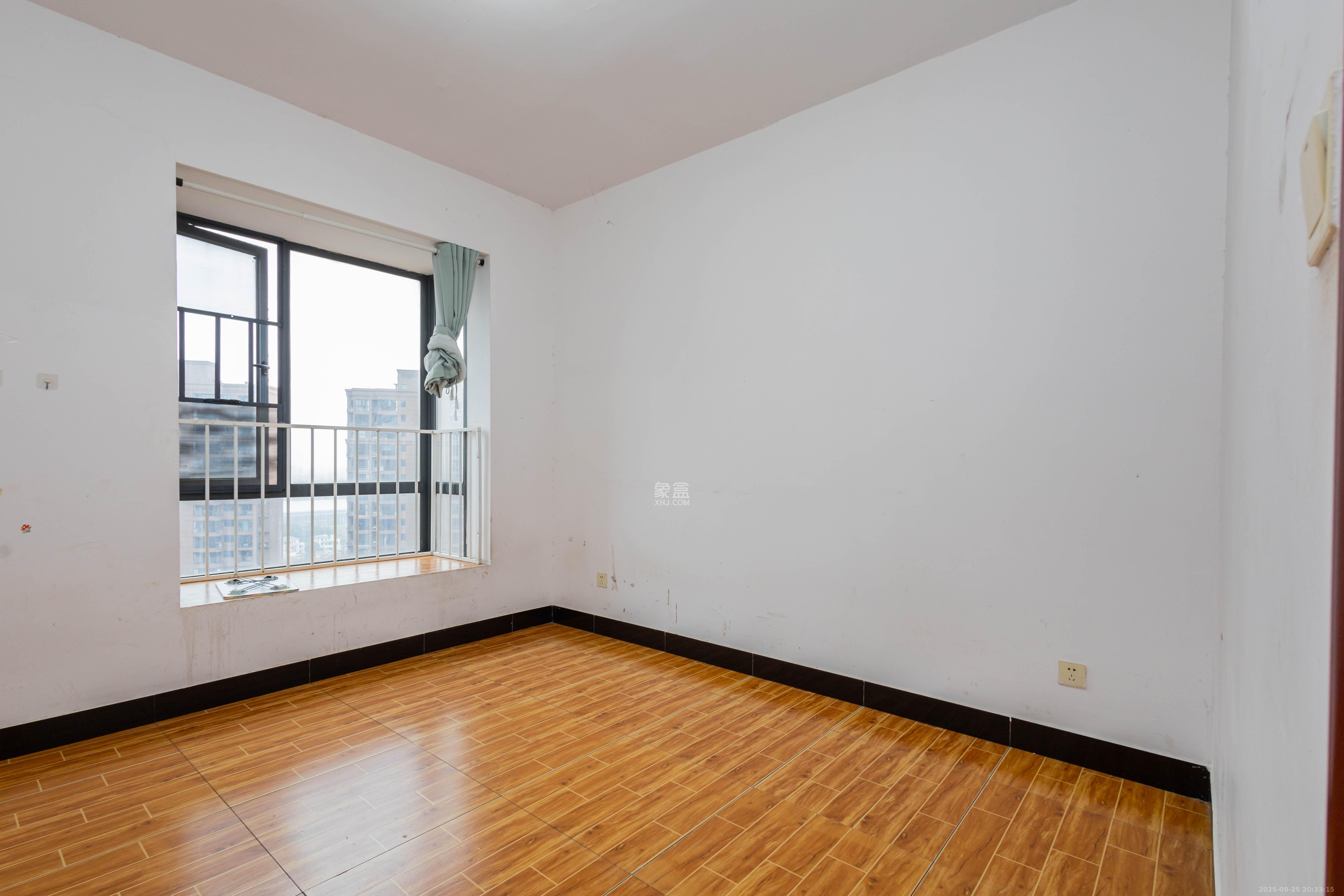 紫华郡 3室2厅2卫 50.0万 紫华郡 3室2厅2卫 50.0万卧室