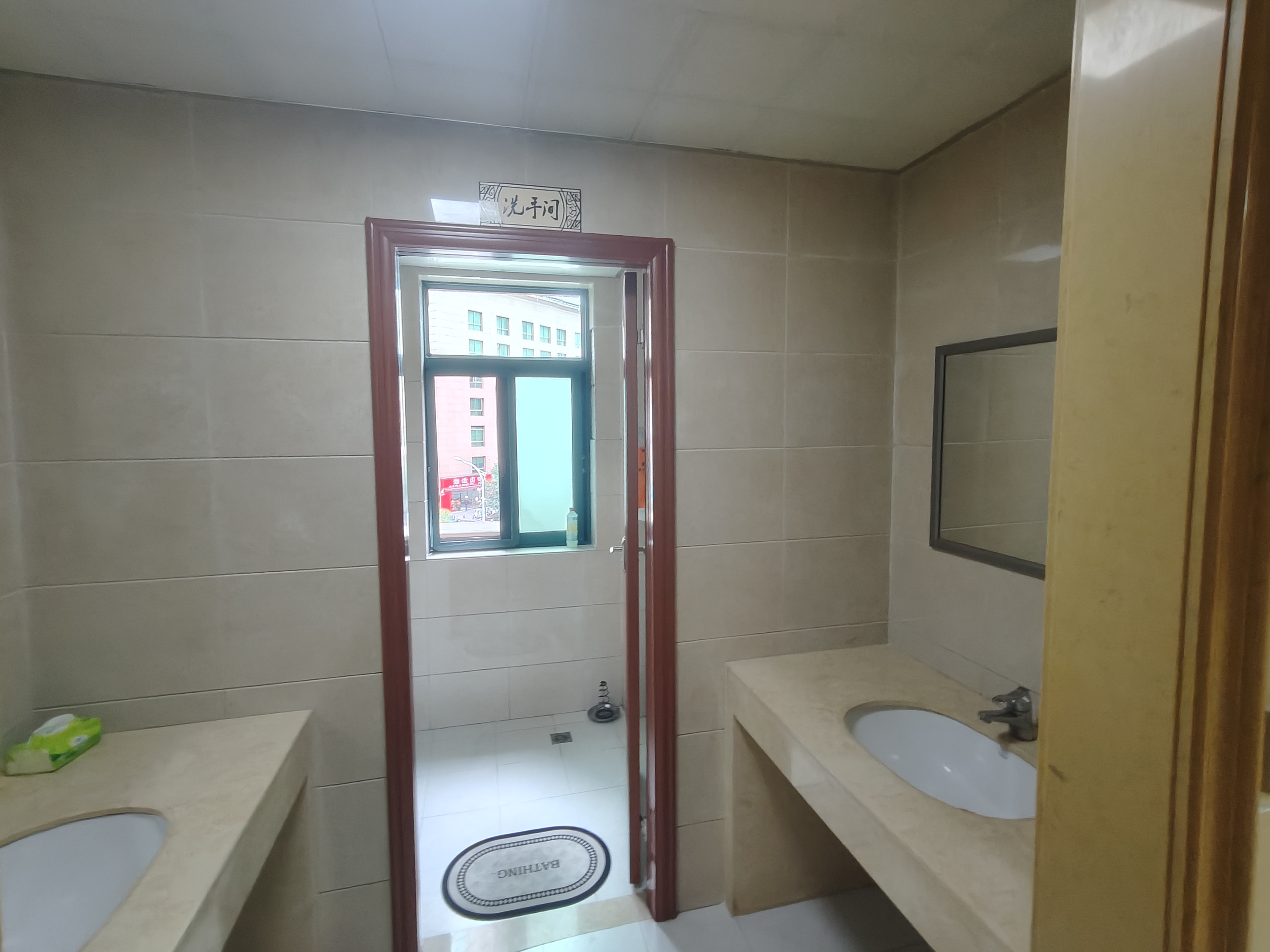 俊景花园  4室2厅2卫    85.0万客厅