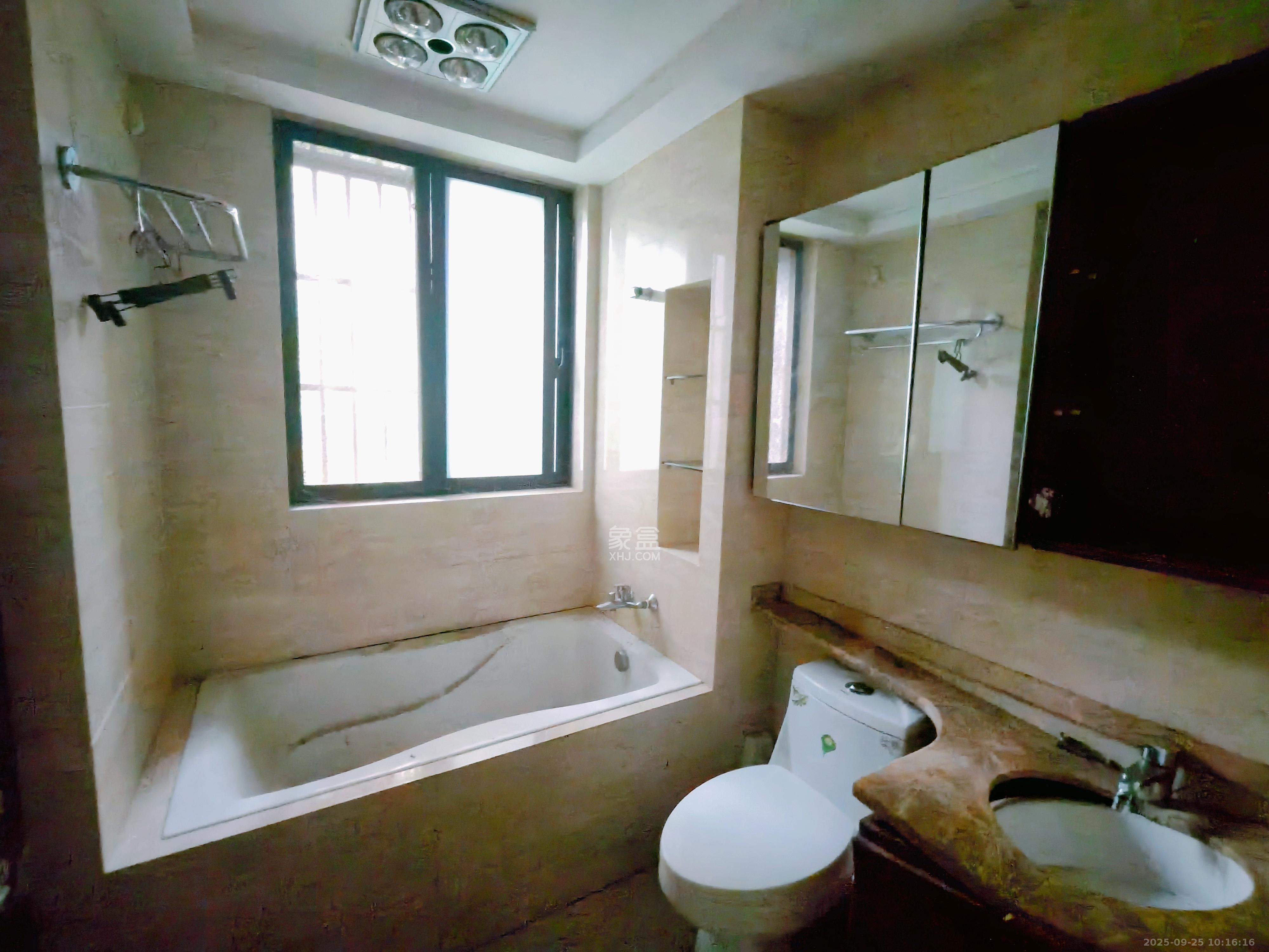 绿地中央广场  4室2厅1卫    5000.0元/月 绿地中央广场  4室2厅1卫    5000.0元/月室内图