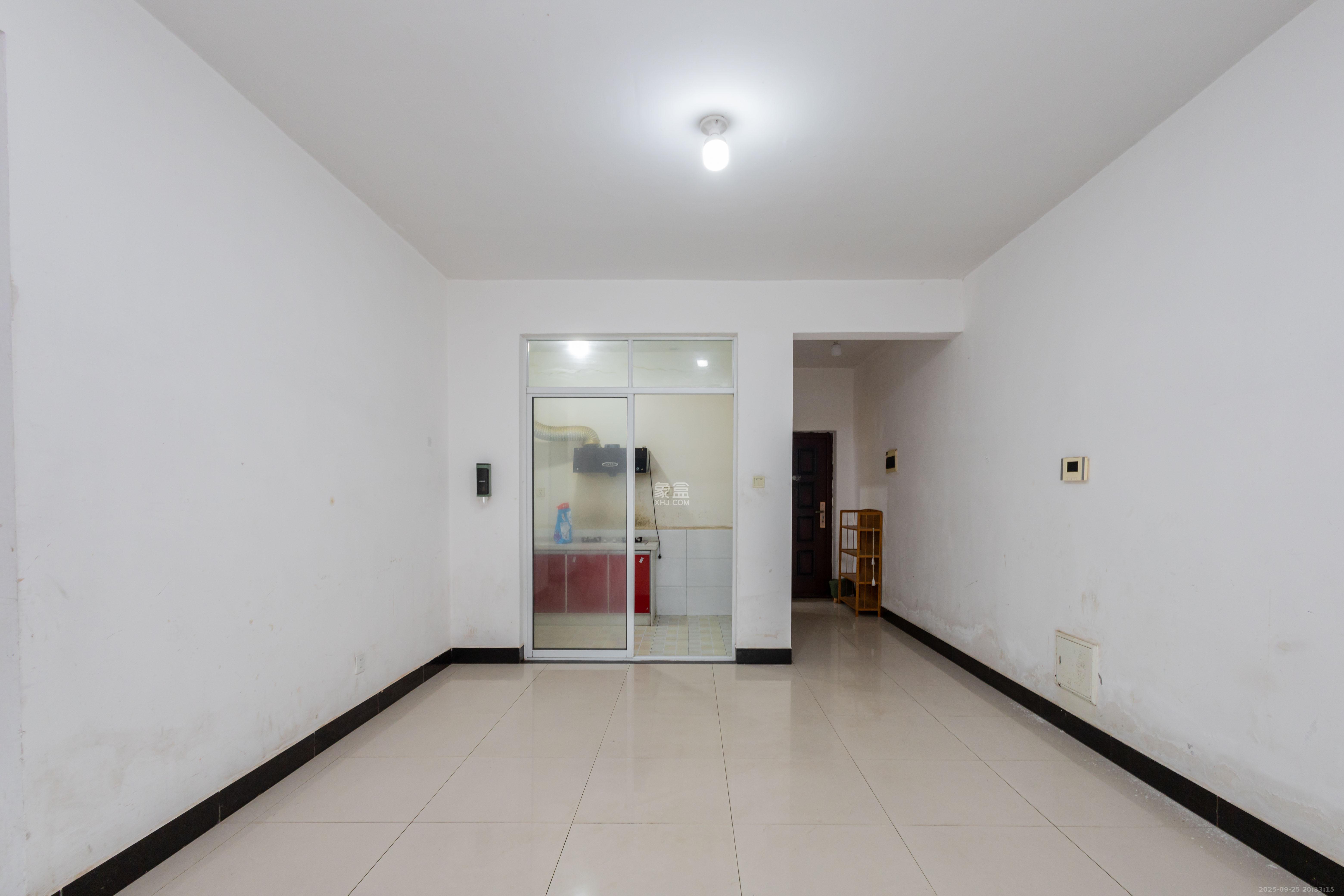 紫华郡 3室2厅2卫 50.0万 紫华郡 3室2厅2卫 50.0万客厅