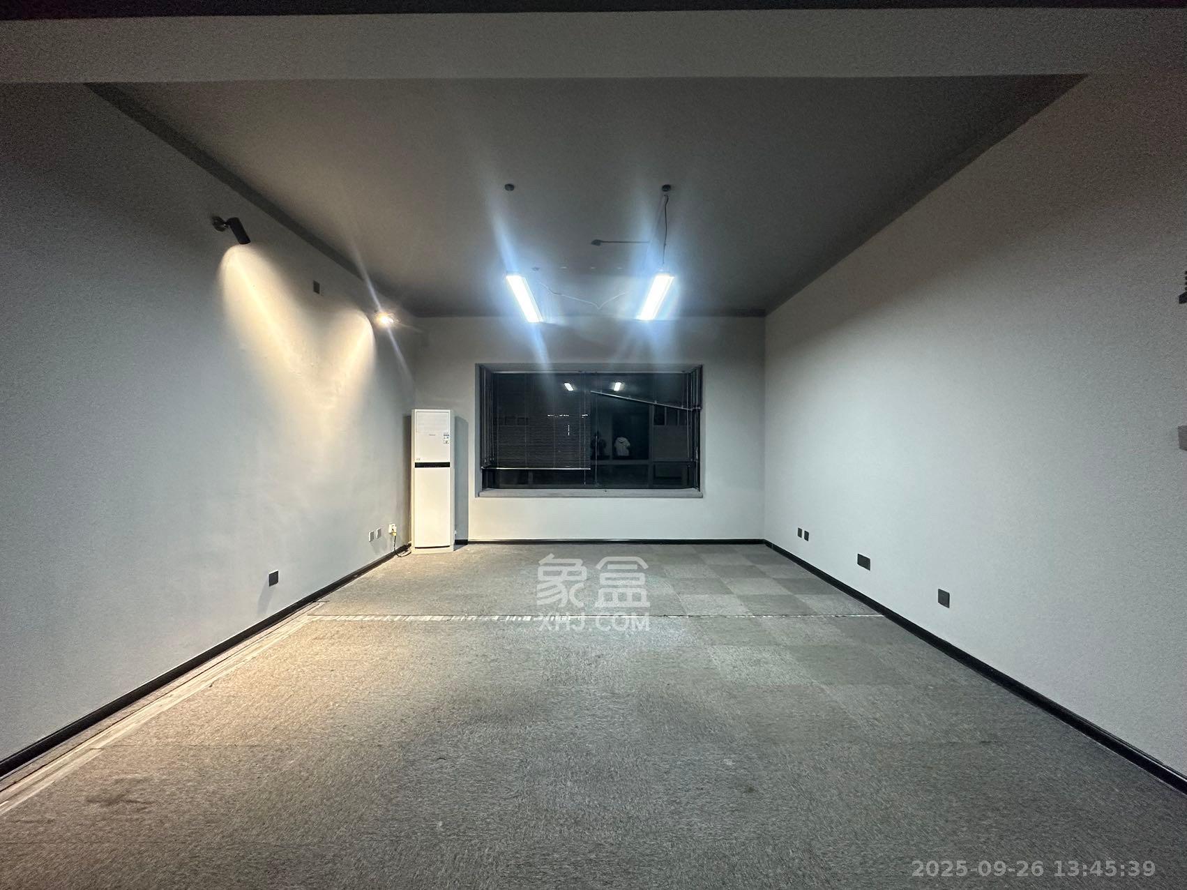 藏珑湖上国际花园  6室2厅2卫    8000.0元/月 藏珑湖上国际花园  6室2厅2卫    8000.0元/月