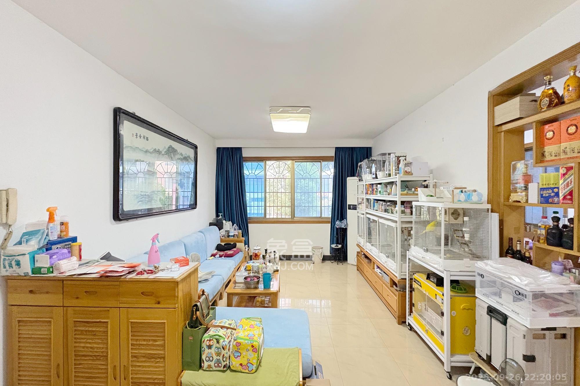 南明苑西区 3室2厅2卫 82.0万 南明苑西区 3室2厅2卫 82.0万客厅