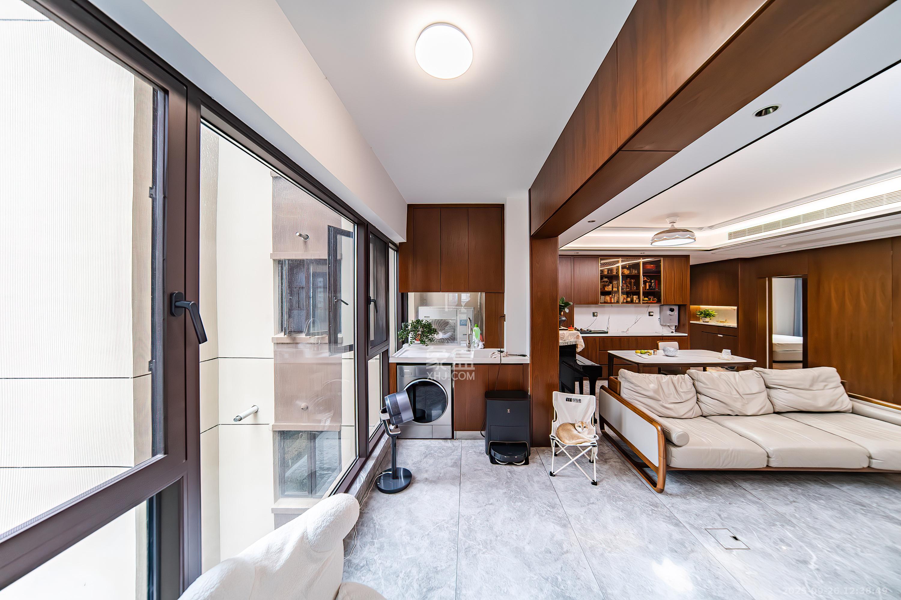 蓝光雍锦半岛 4室2厅2卫 180.0万 蓝光雍锦半岛 4室2厅2卫 180.0万阳台