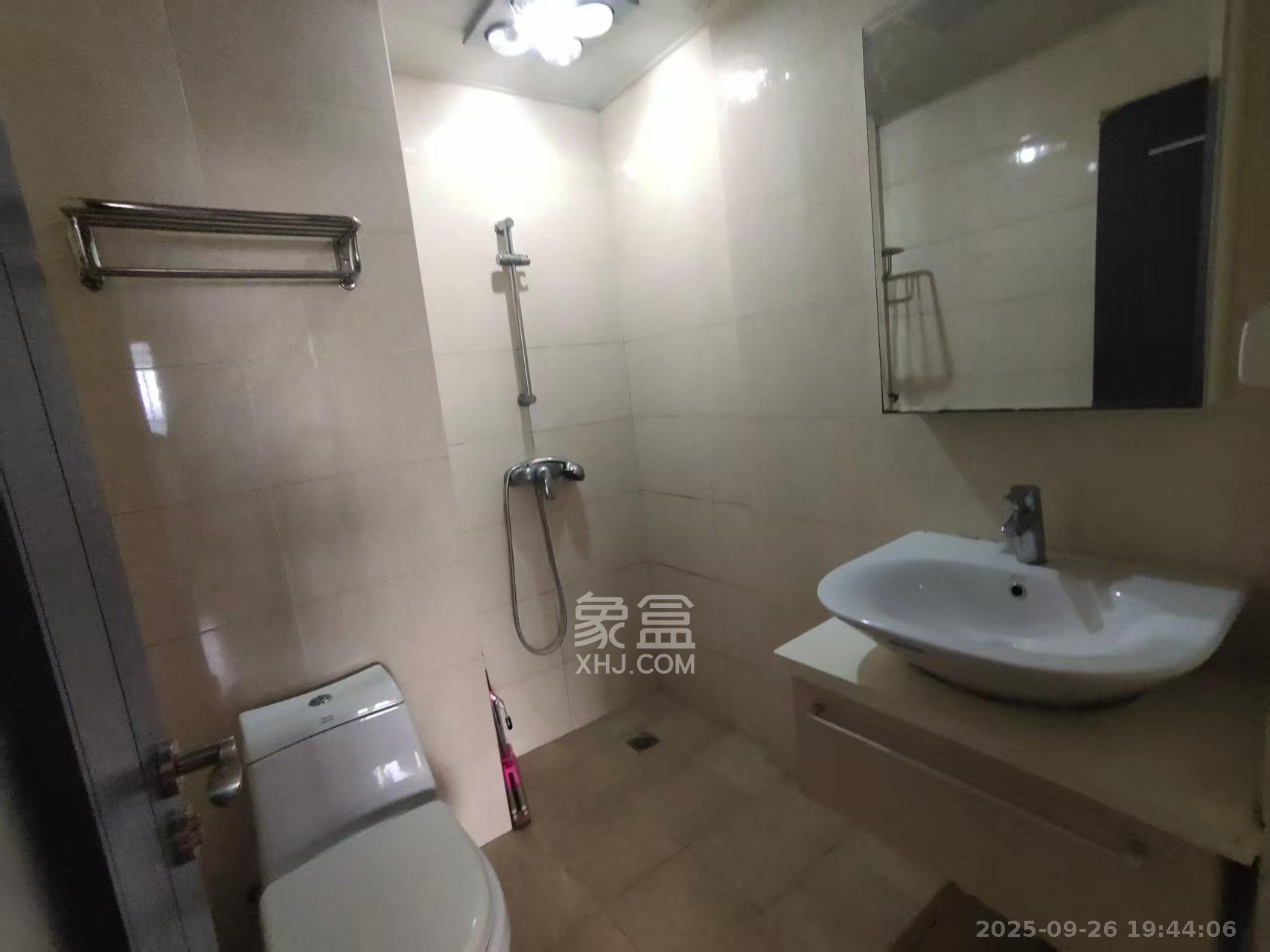 阳光100三期  3室2厅1卫    2300.0元/月室内图