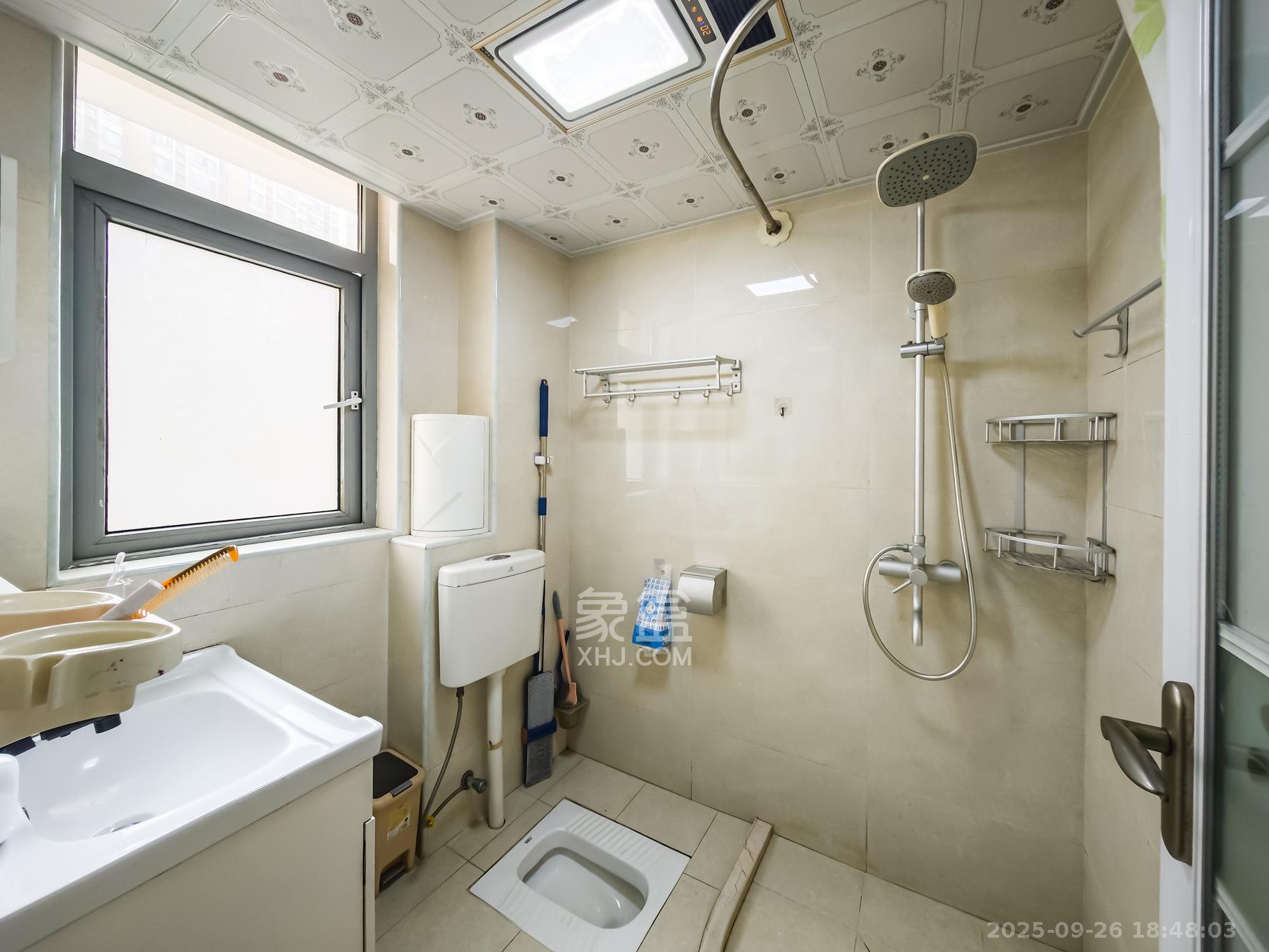 钱隆世家 3室2厅1卫 72.0万 钱隆世家 3室2厅1卫 72.0万卫生间