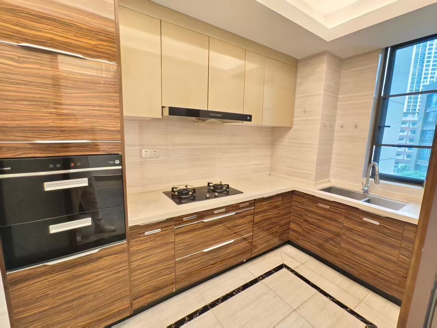 富力首府 3室2厅2卫 5900.0元/月 富力首府 3室2厅2卫 5900.0元/月室内图