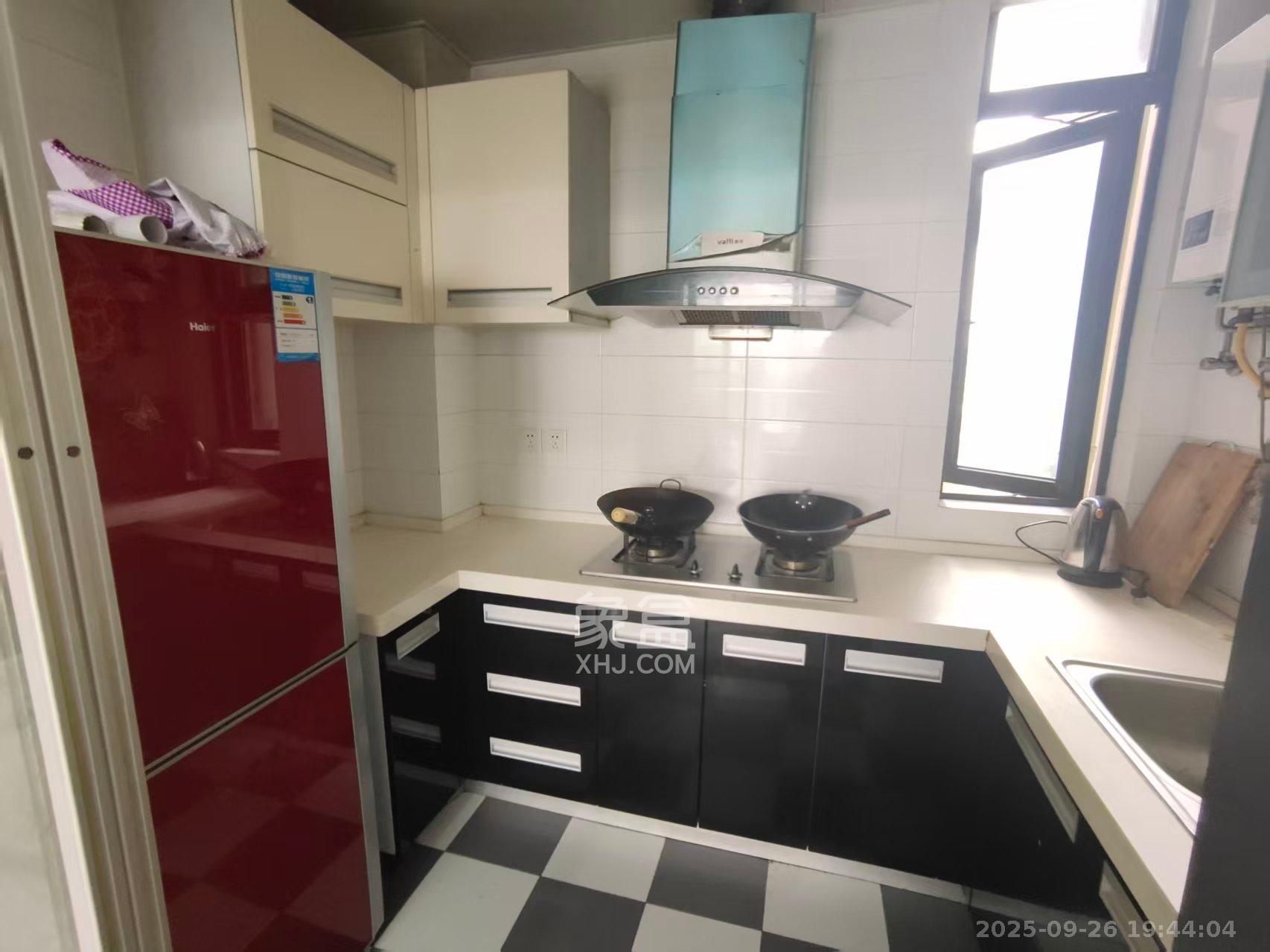 阳光100三期  3室2厅1卫    2300.0元/月室内图