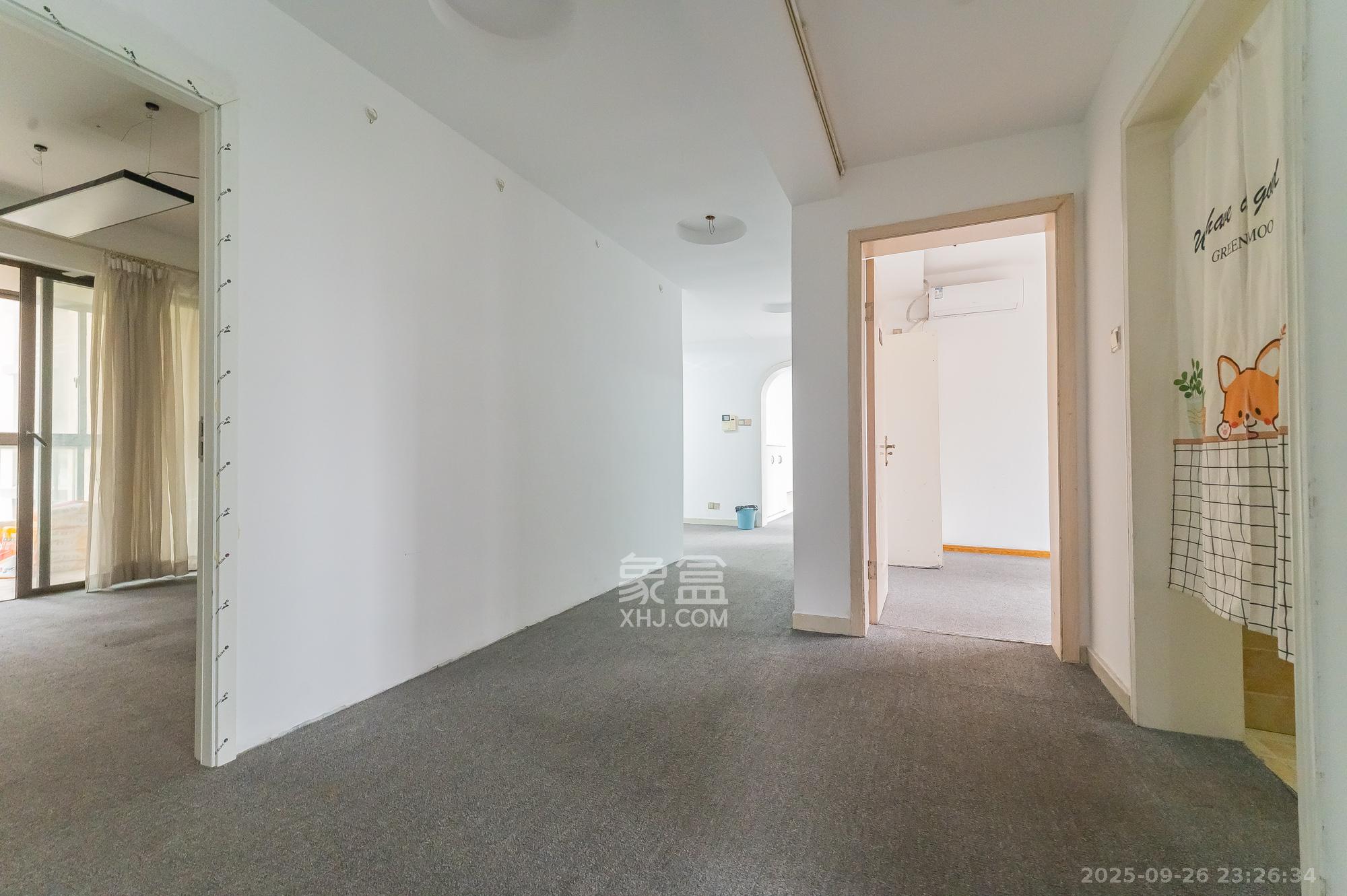 华润凤凰城三期 3室2厅2卫 95.0万 华润凤凰城三期 3室2厅2卫 95.0万客厅