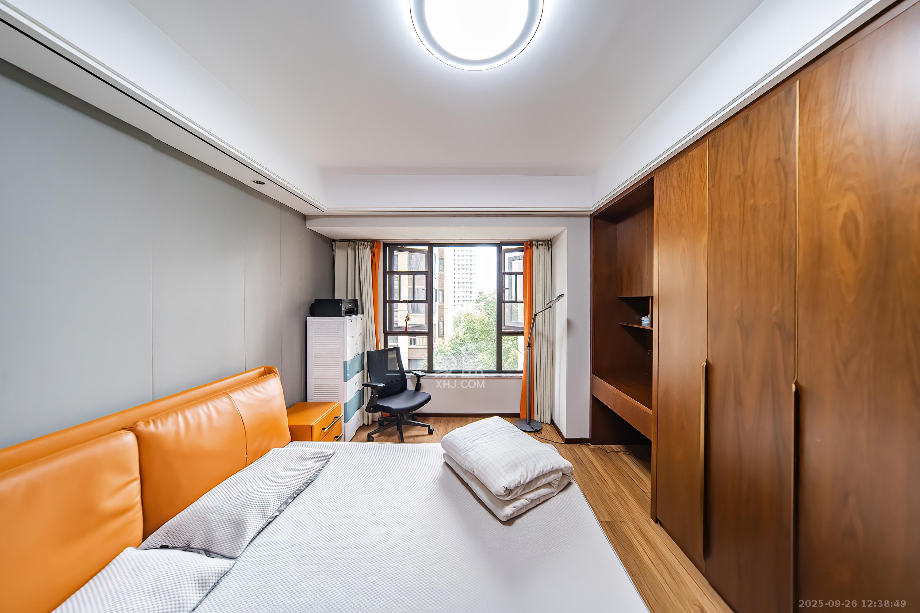 蓝光雍锦半岛 4室2厅2卫 180.0万 蓝光雍锦半岛 4室2厅2卫 180.0万卧室