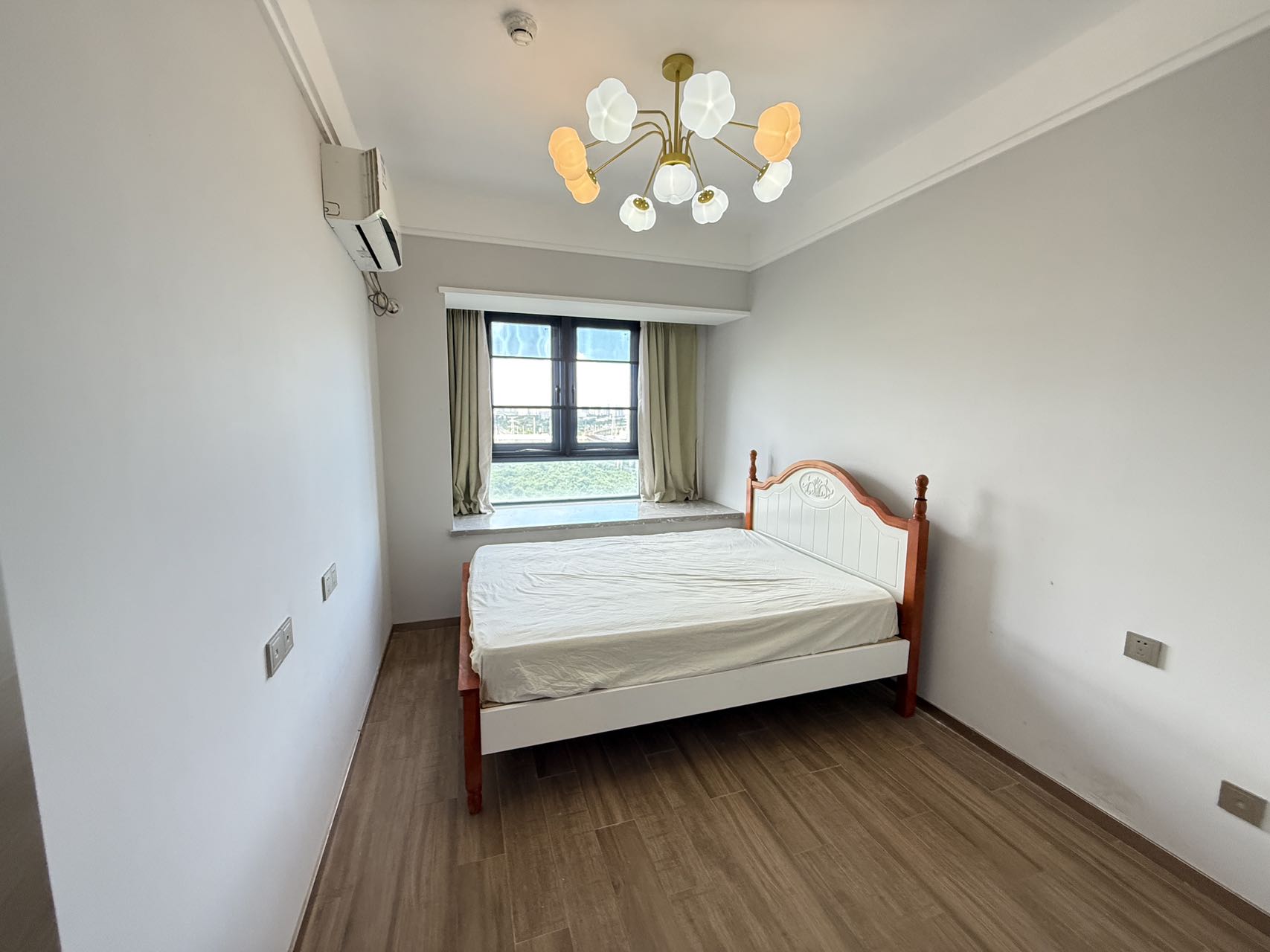 环球100宝龙城 3室2厅2卫 90.0万 环球100宝龙城 3室2厅2卫 90.0万客厅