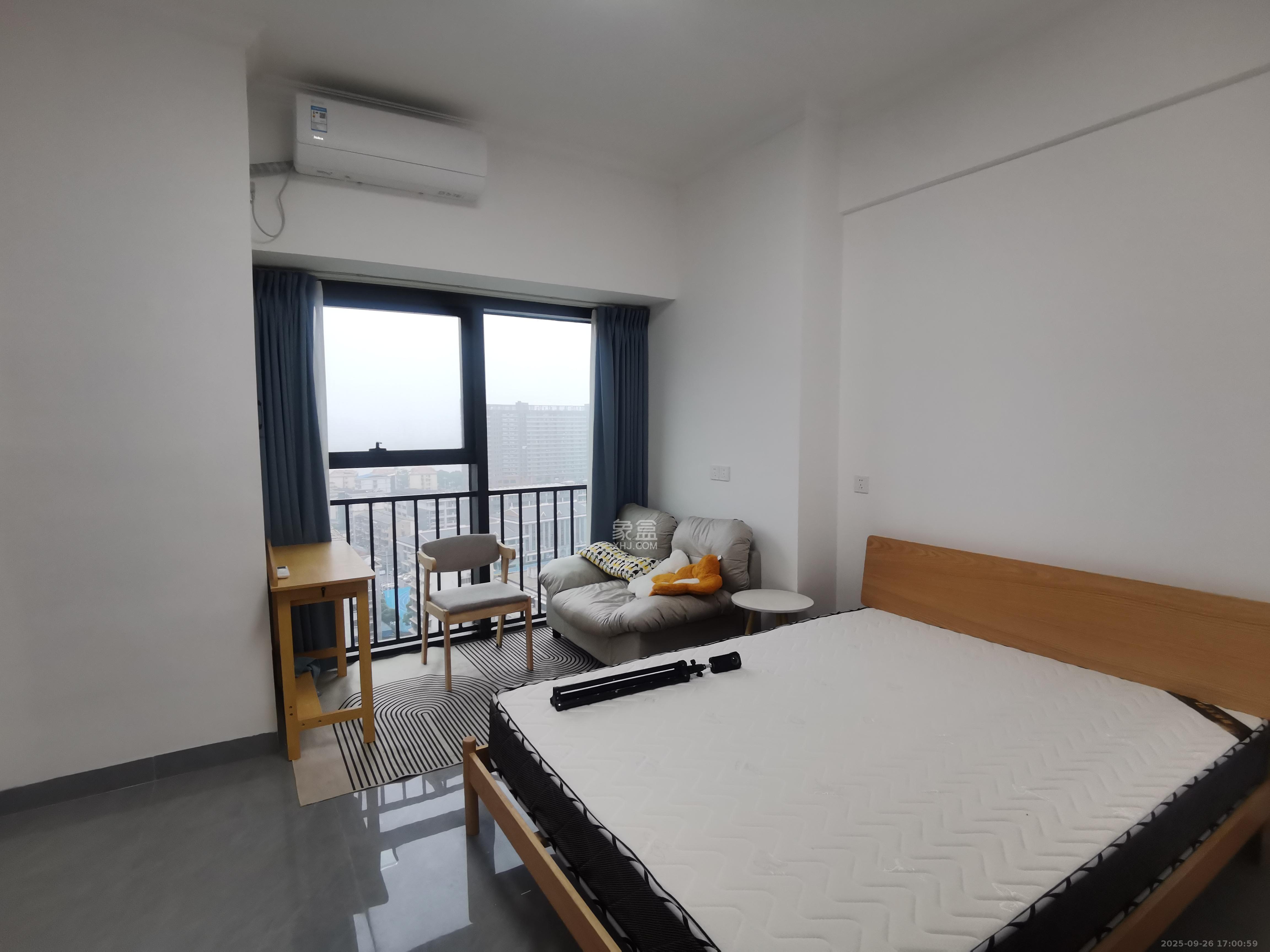 华润置地中心 1室1厅1卫 2000.0元/月 华润置地中心 1室1厅1卫 2000.0元/月室内图