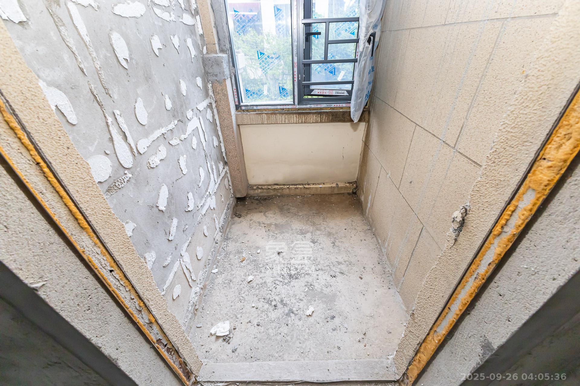 龙湖湘风原著(龙湖湘风星城) 5室3厅3卫 260.0万 龙湖湘风原著(龙湖湘风星城) 5室3厅3卫 260.0万阳台