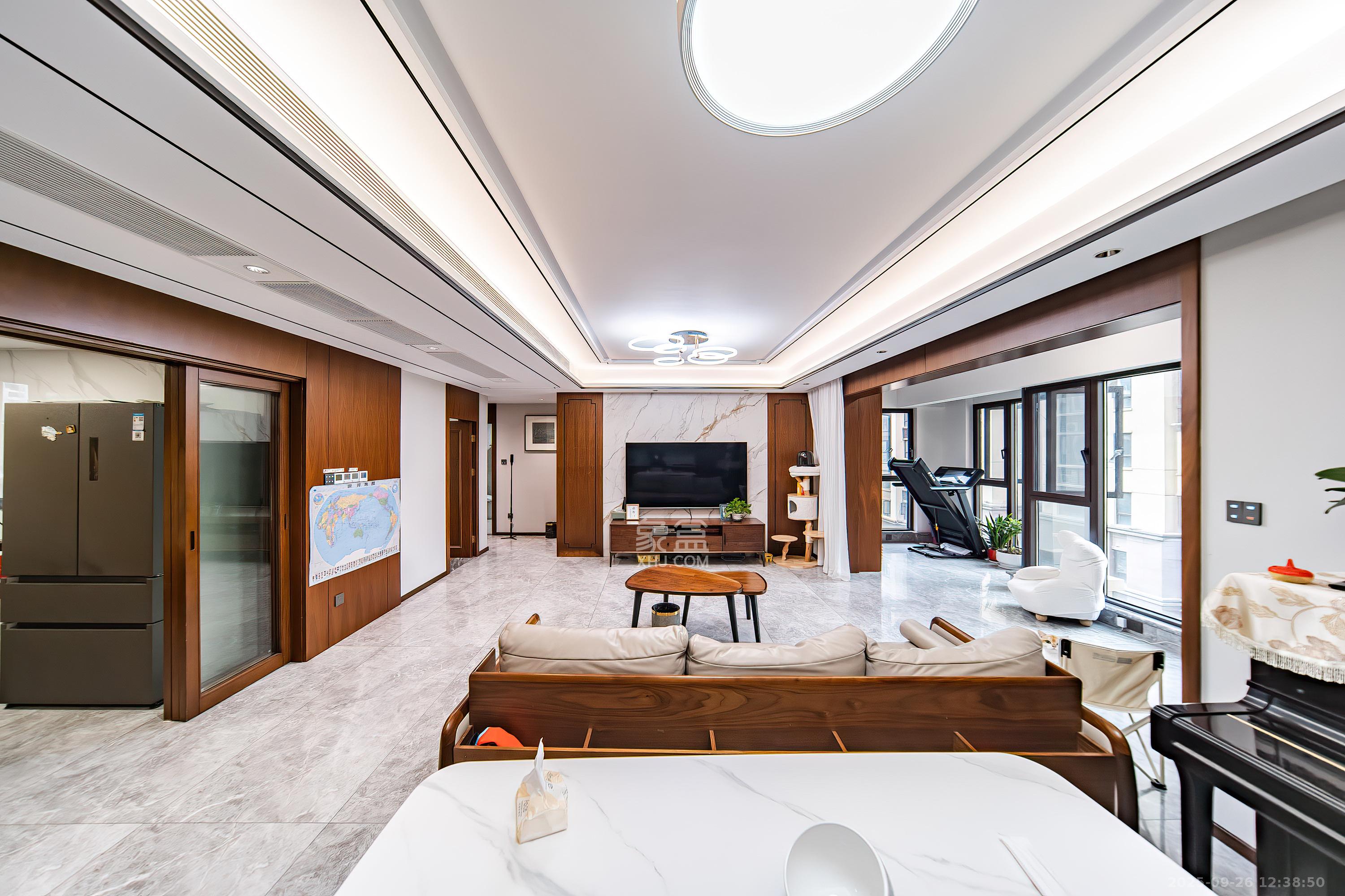 蓝光雍锦半岛 4室2厅2卫 180.0万 蓝光雍锦半岛 4室2厅2卫 180.0万客厅