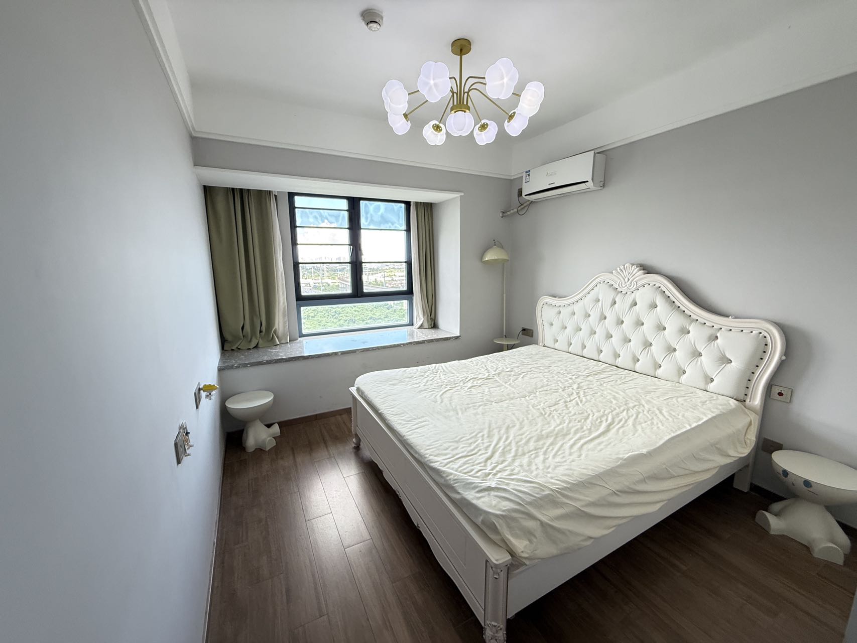 环球100宝龙城 3室2厅2卫 90.0万 环球100宝龙城 3室2厅2卫 90.0万客厅