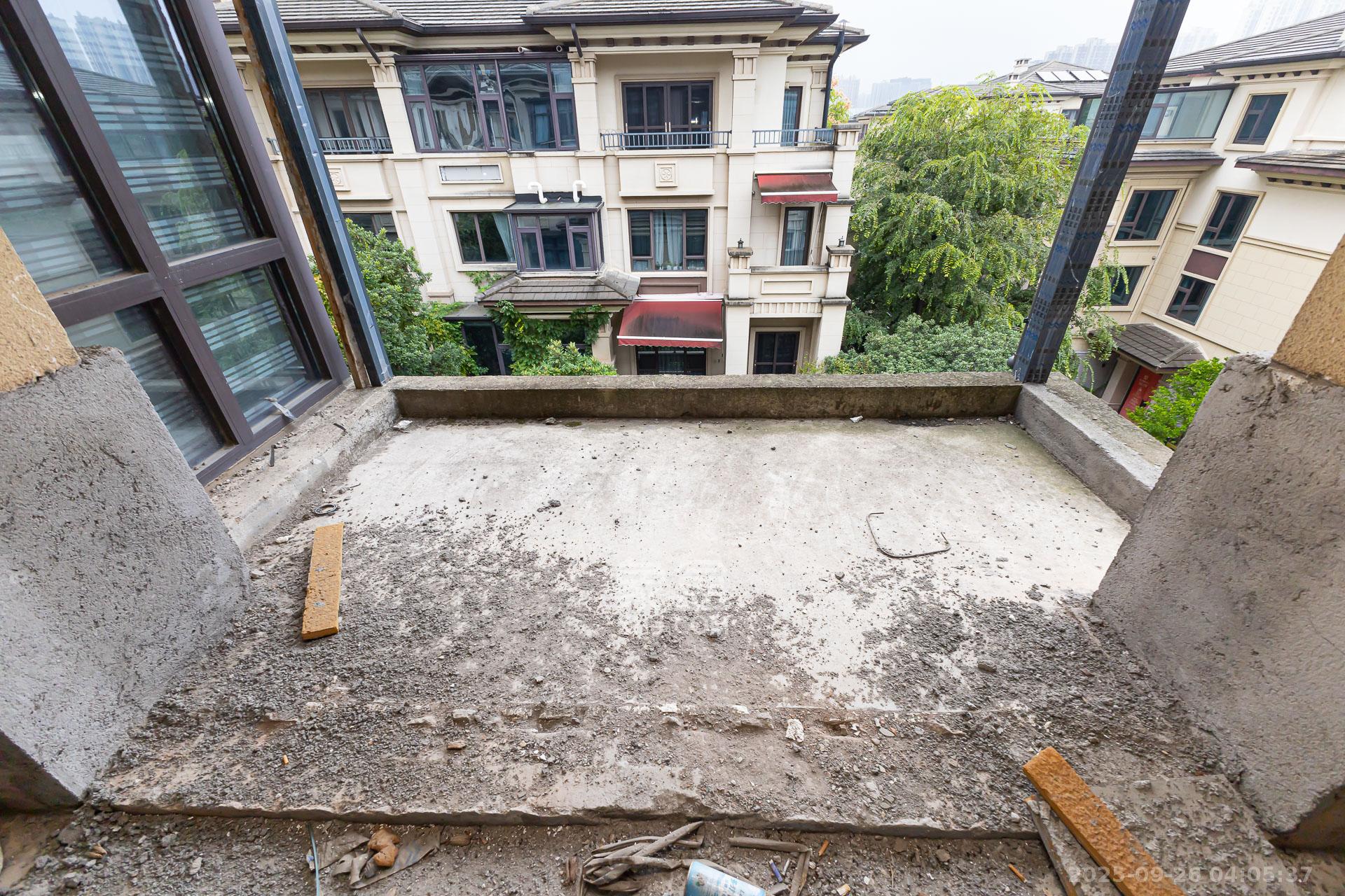 龙湖湘风原著(龙湖湘风星城) 5室3厅3卫 260.0万 龙湖湘风原著(龙湖湘风星城) 5室3厅3卫 260.0万阳台