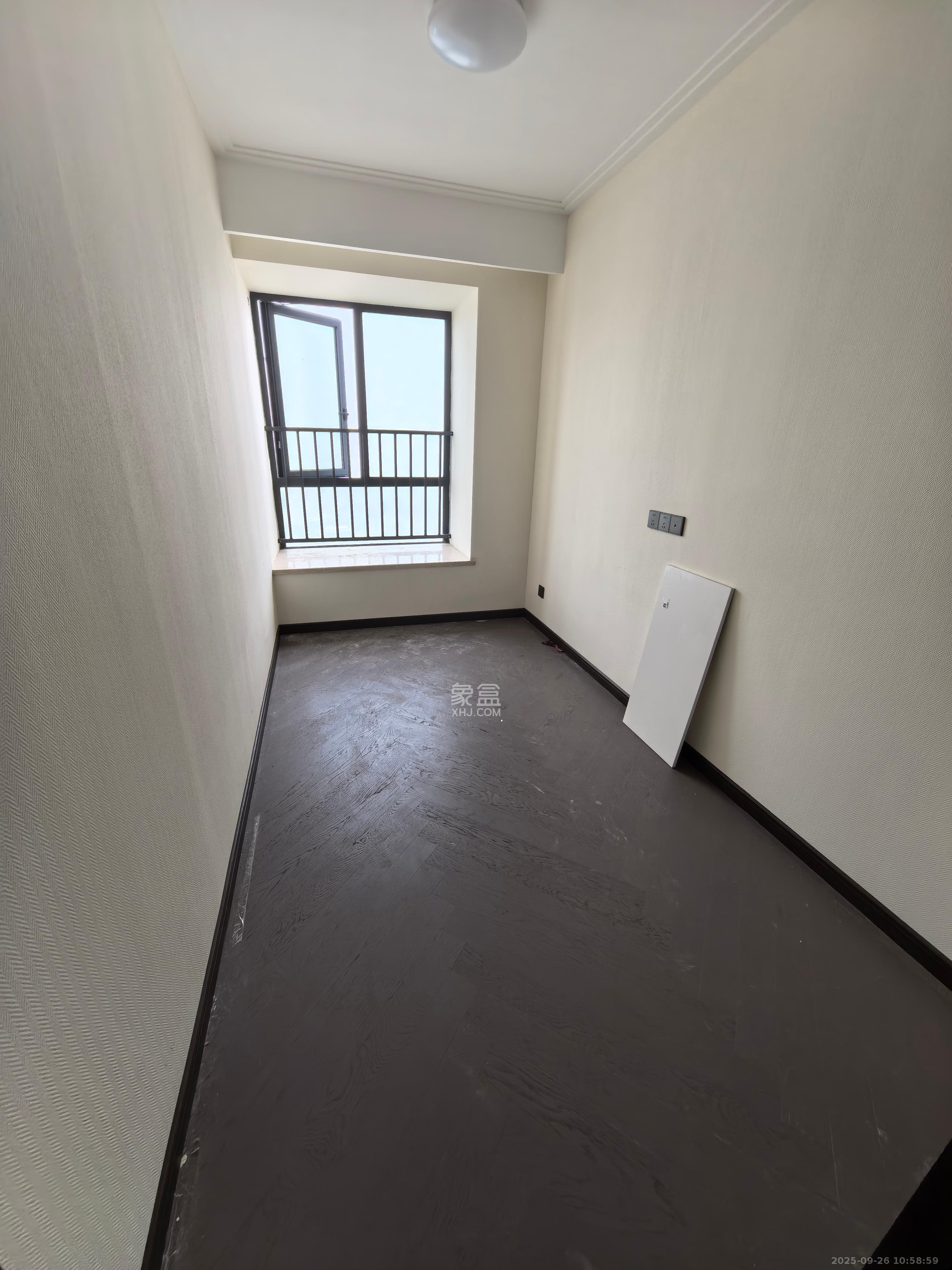 绿地V岛  4室2厅3卫    8000.0元/月室内图