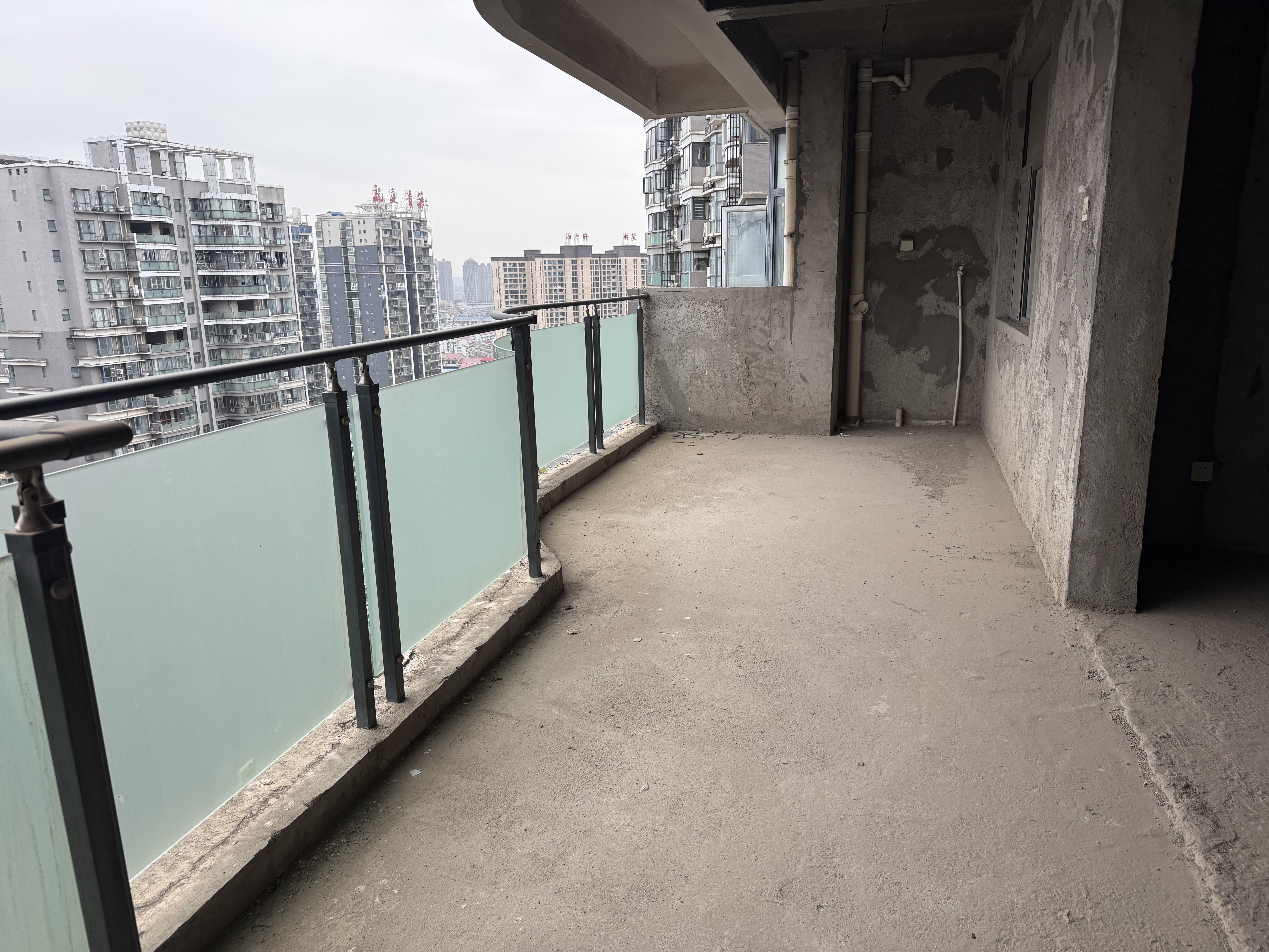 建设鑫苑  4室2厅2卫    90.0万客厅