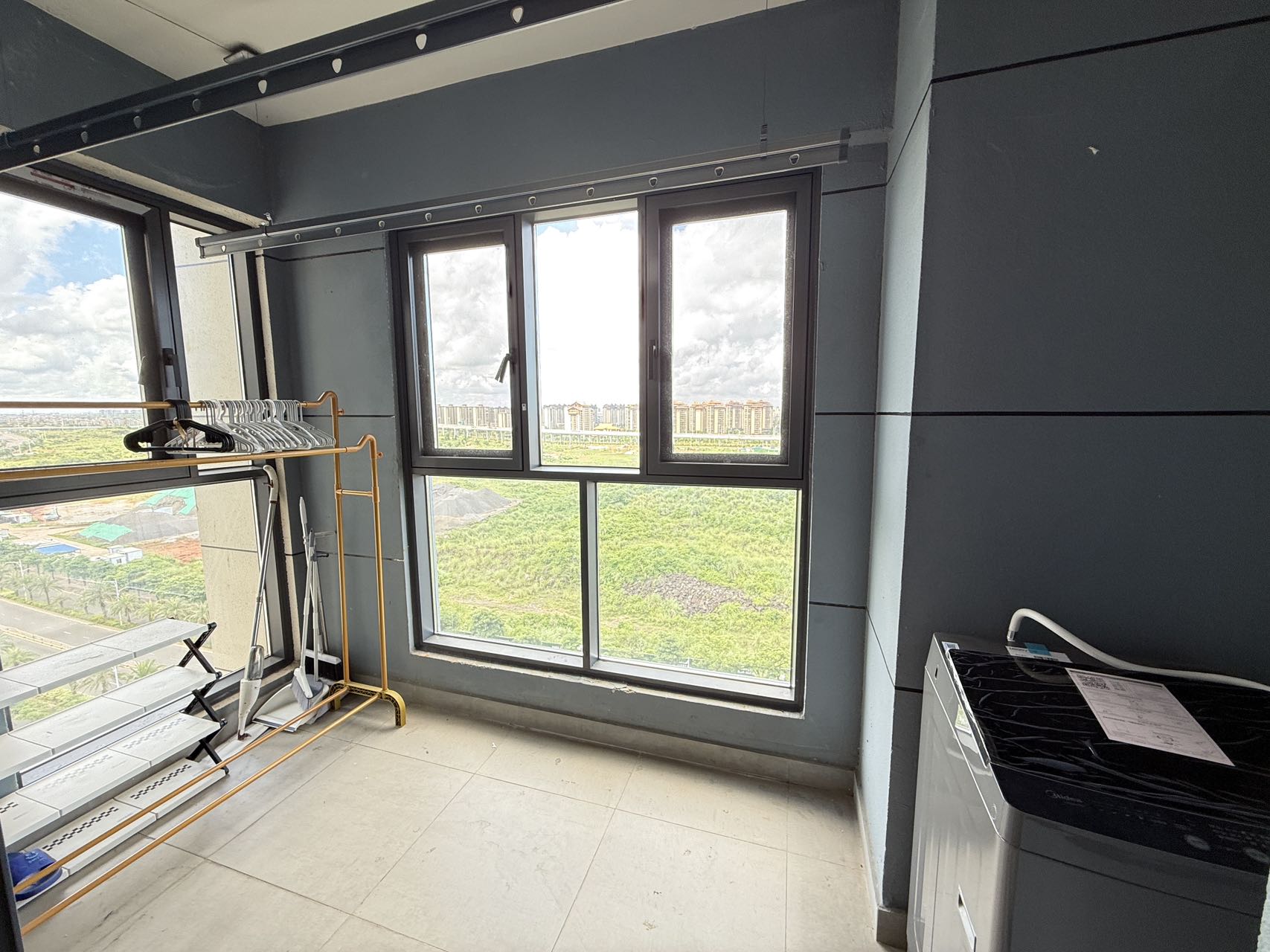 环球100宝龙城 3室2厅2卫 90.0万 环球100宝龙城 3室2厅2卫 90.0万客厅