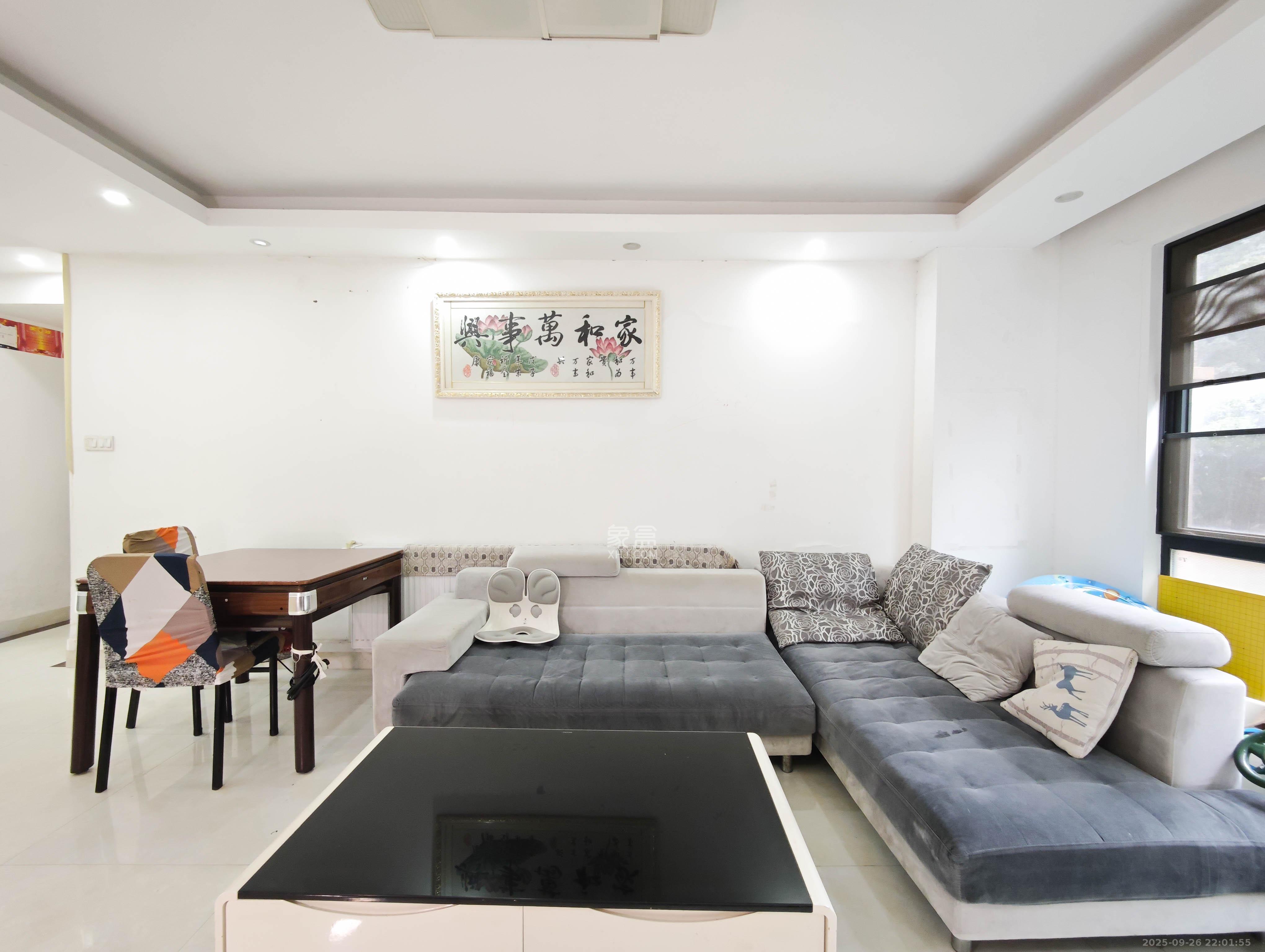 翡翠云天 3室2厅2卫 79.0万 翡翠云天 3室2厅2卫 79.0万客厅